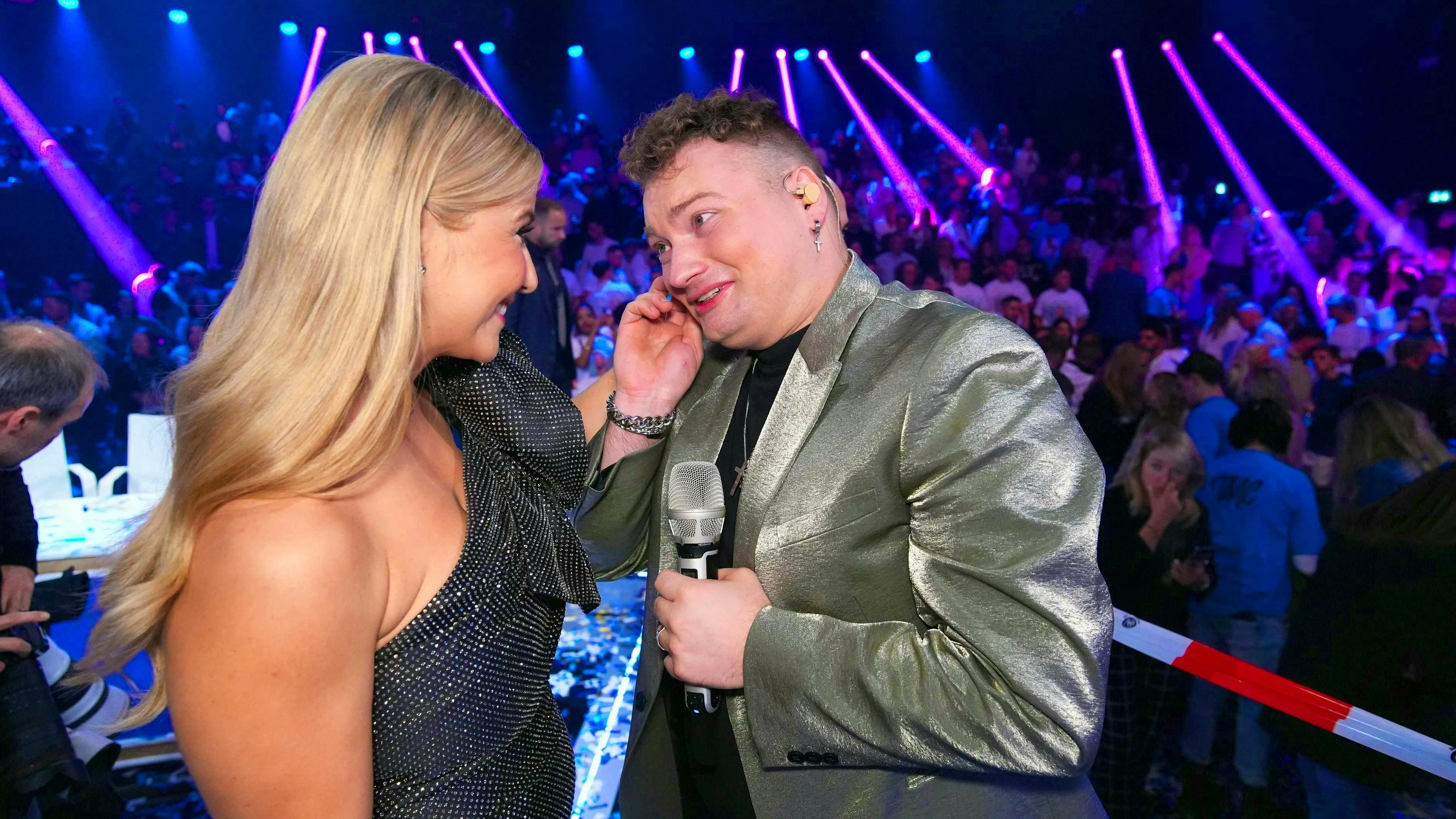 Juror Beatrice Egli is happy with Jährig about his victory.