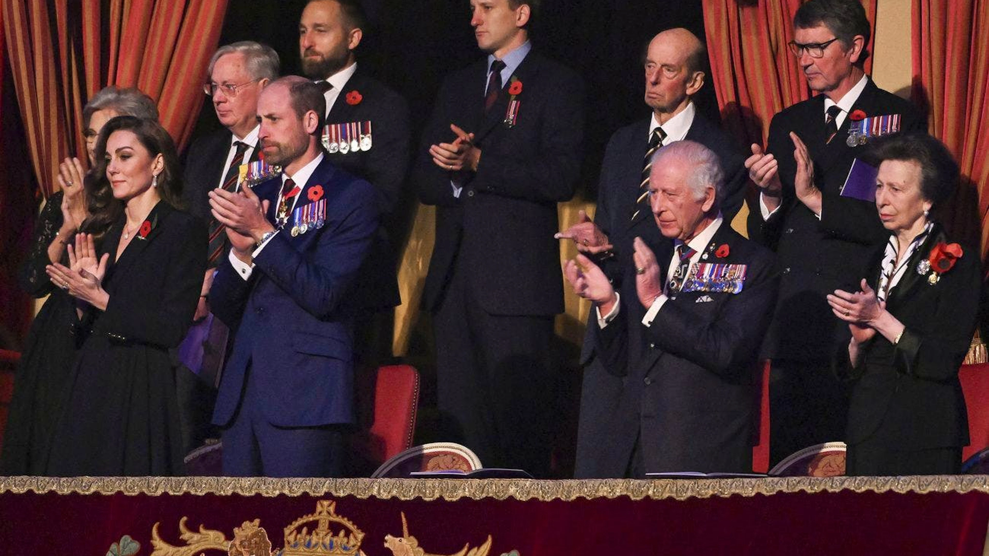 Königlicher Auftritt in der Royal Albert Hall am Festival of Remembrance: Prinzessin Kate, Prinz William, König Charles mit Prinzessin Anne (v.l.n.r).&nbsp;