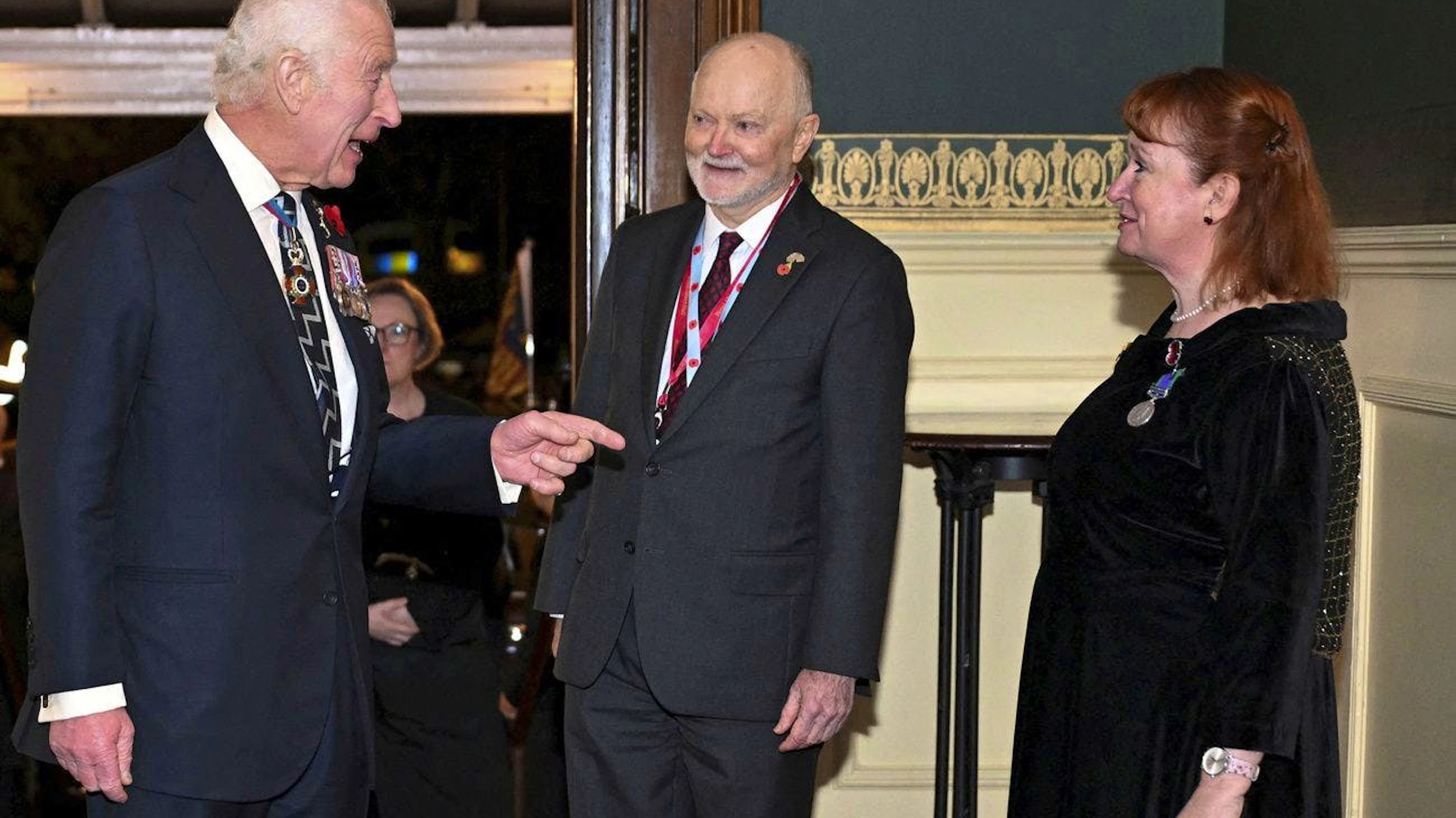 König Charles plauderte ausgelassen mit Anwesenden.&nbsp;