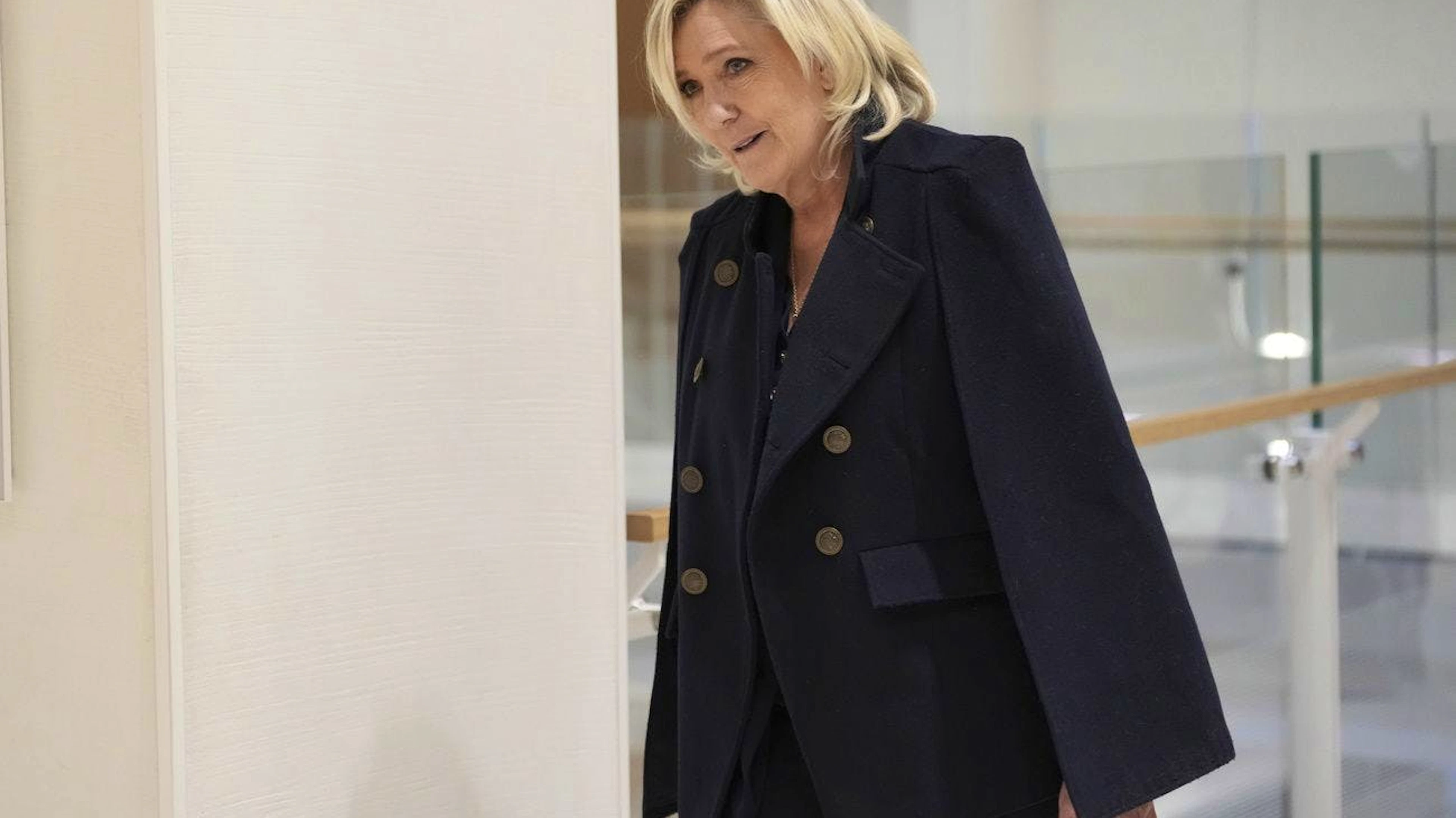 La dirigeante de l'extrême droite française, Marine Le Pen, arrive au tribunal pour le procès sur le détournement présumé de fonds du Parlement européen, mercredi 6 novembre 2024 à Paris.