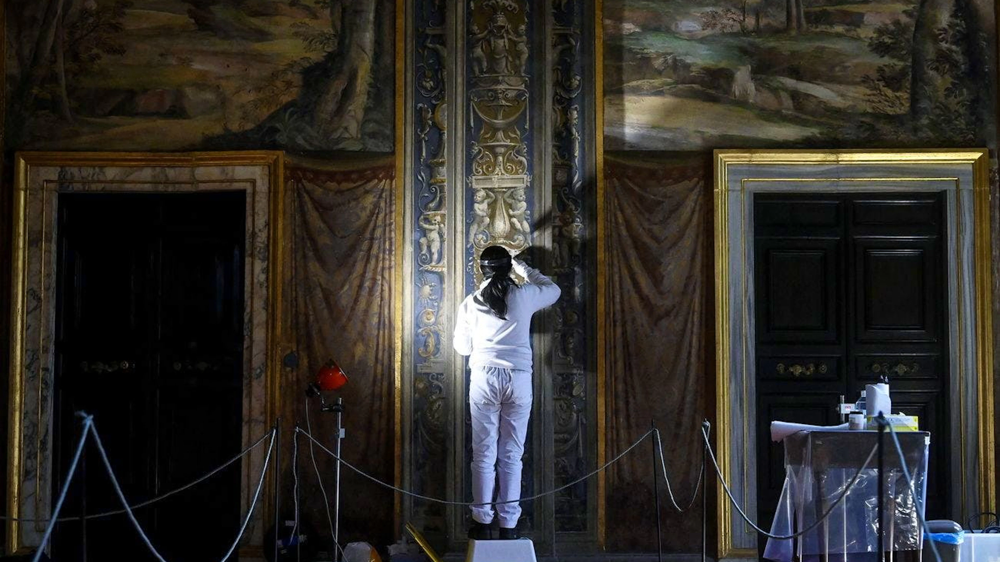 Des restaurateurs d'art au travail lors de la présentation de la restauration de la Loggia de Galatée et de ses fresques à la Villa Farnesina à Rome, Italie, 29 janvier 2021. La fresque du Triomphe de Galatée a été réalisée vers 1512 par le peintre italien Raphaël pour la Villa Farnesina