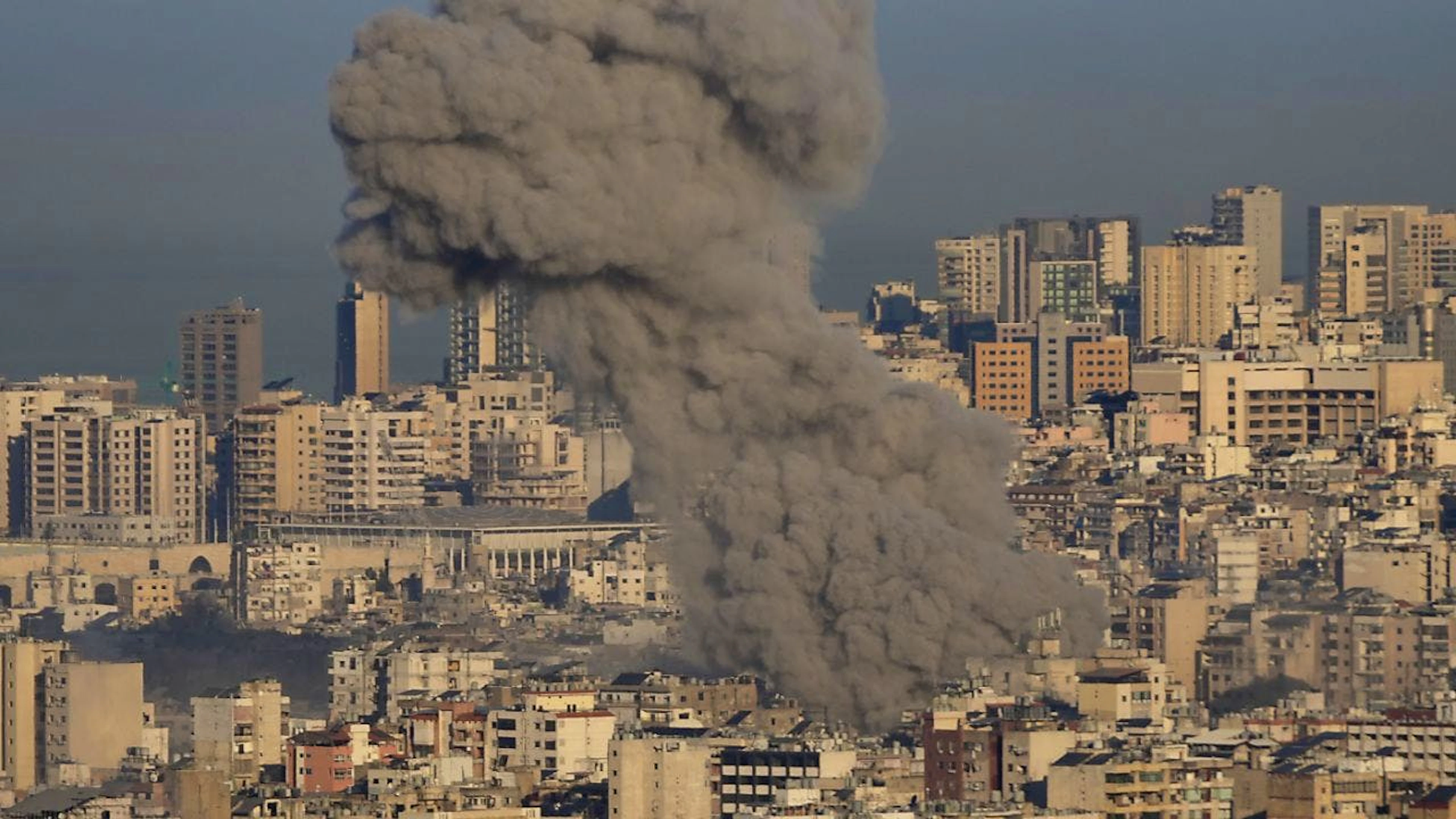 Les frappes ont provoqué un nuage de fumée grise au-dessus de la capitale libanaise Beyrouth.