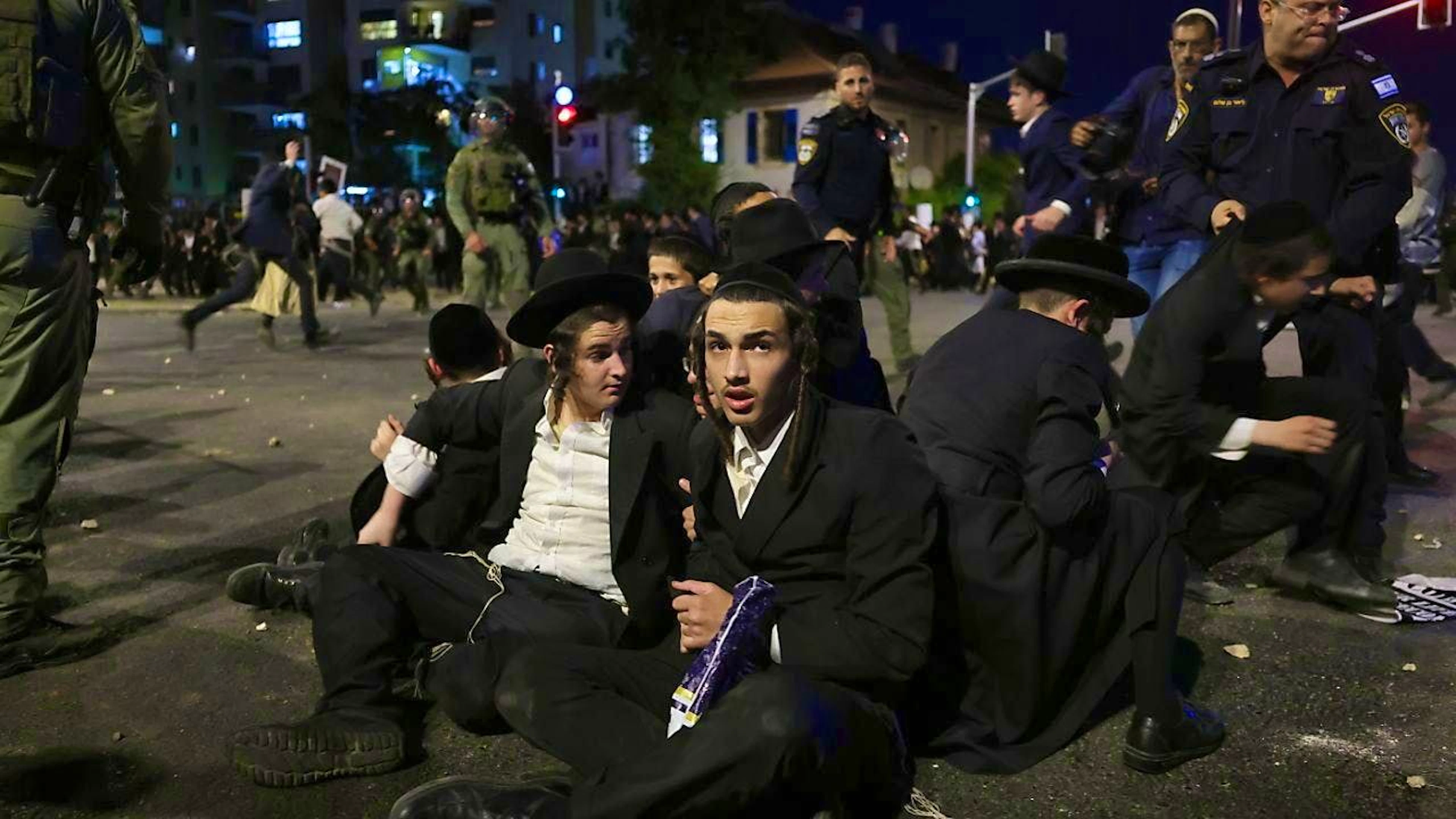 ARCHIVE - Security forces clash with ultra-Orthodox Jewish men during a demonstration against the recruitment of soldiers in the summer. Photo: Ilia Yefimovich/dpa