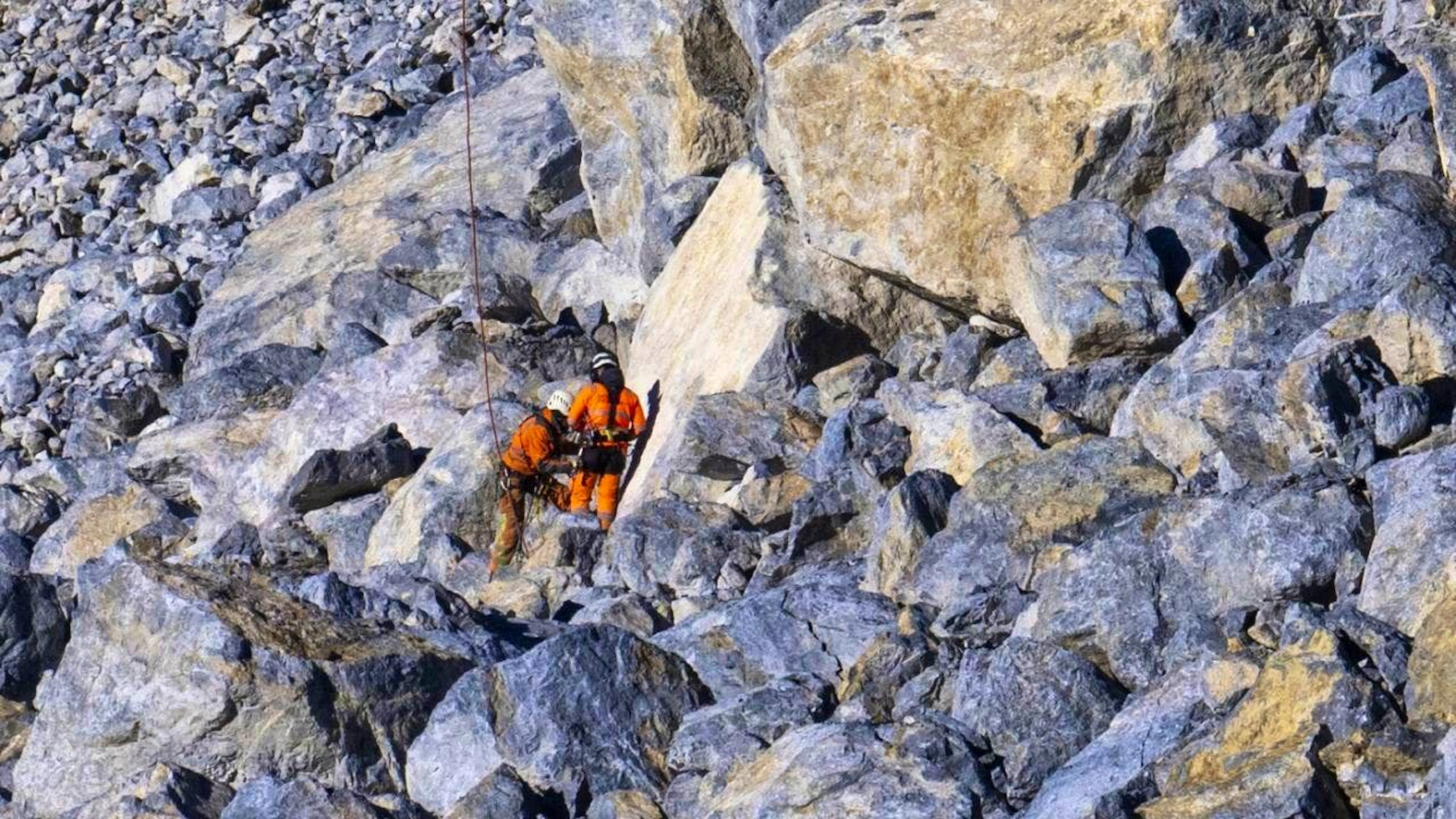 Specialists installed additional reflector mirrors in the "Brienzer Rutsch" on Friday. They serve as reference points for monitoring the mountain.