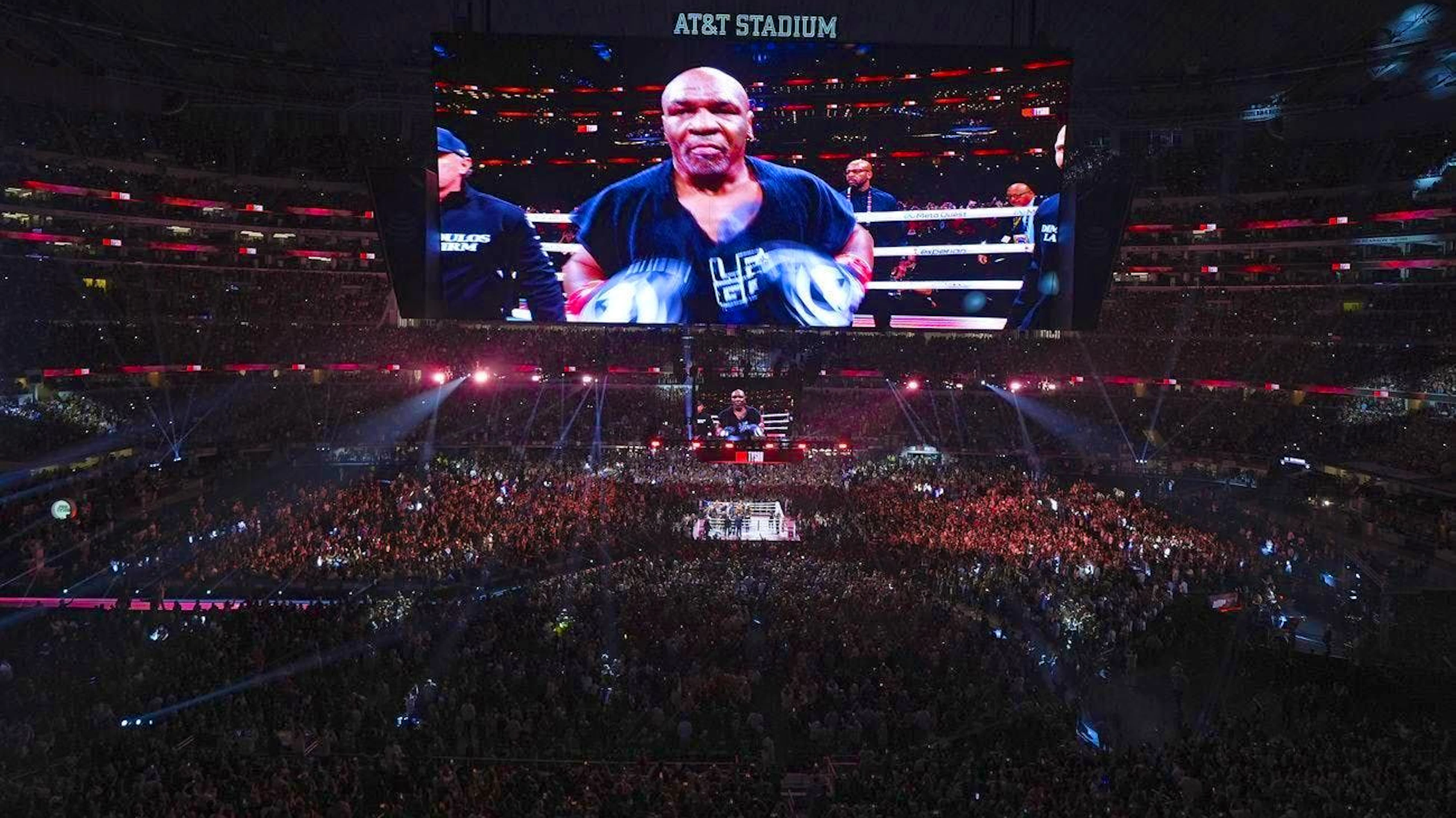 72,300 spectators watched the event at the Dallas Cowboys' football stadium. Of course, there were even more on Netflix. The streaming provider broadcast the fight live.
