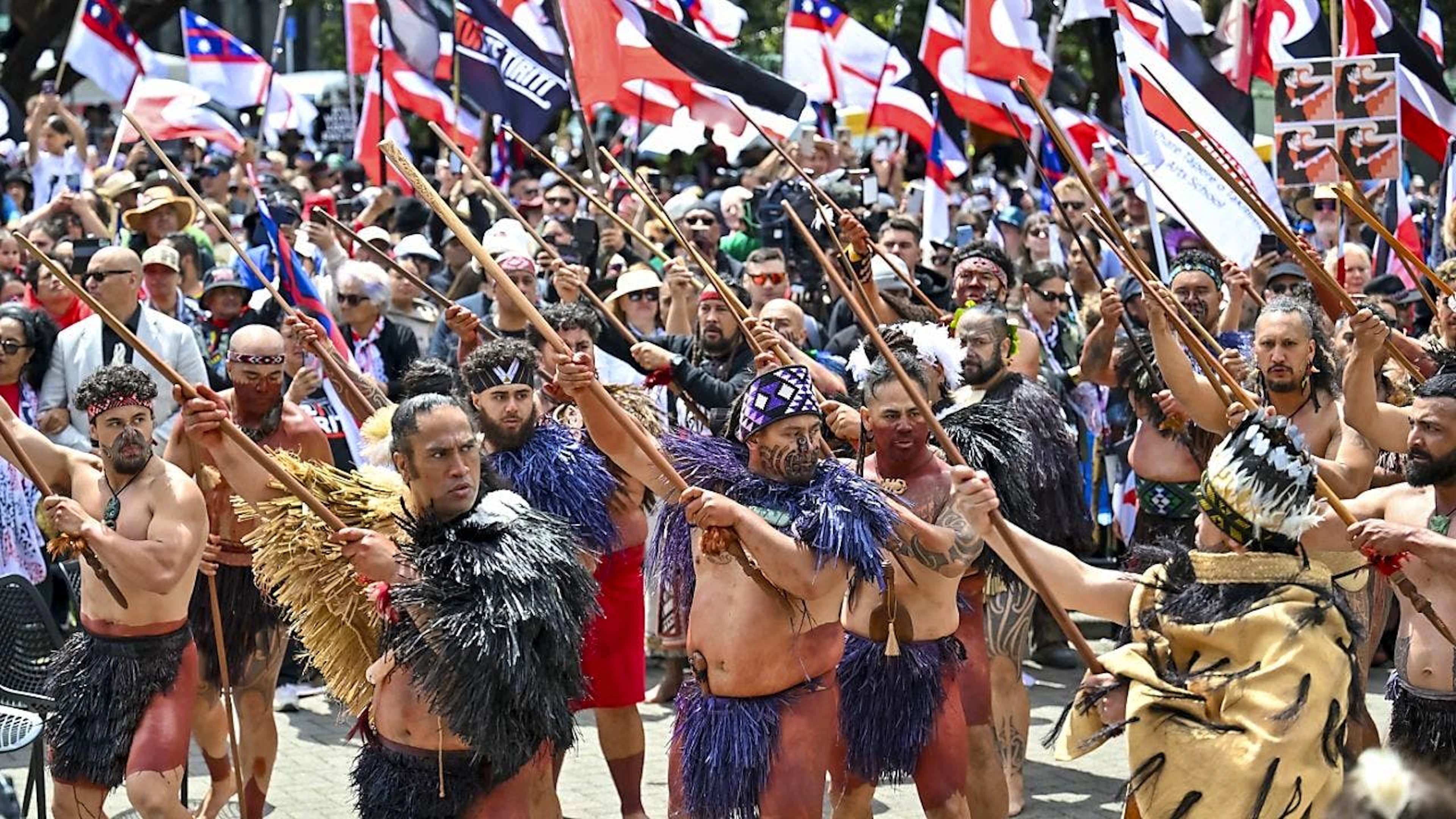 Des Maoris protestent devant le Parlement, à Wellington, Nouvelle-Zélande, contre une proposition de loi qui redéfinirait l'accord fondateur du pays entre eux et la Couronne britannique mardi.