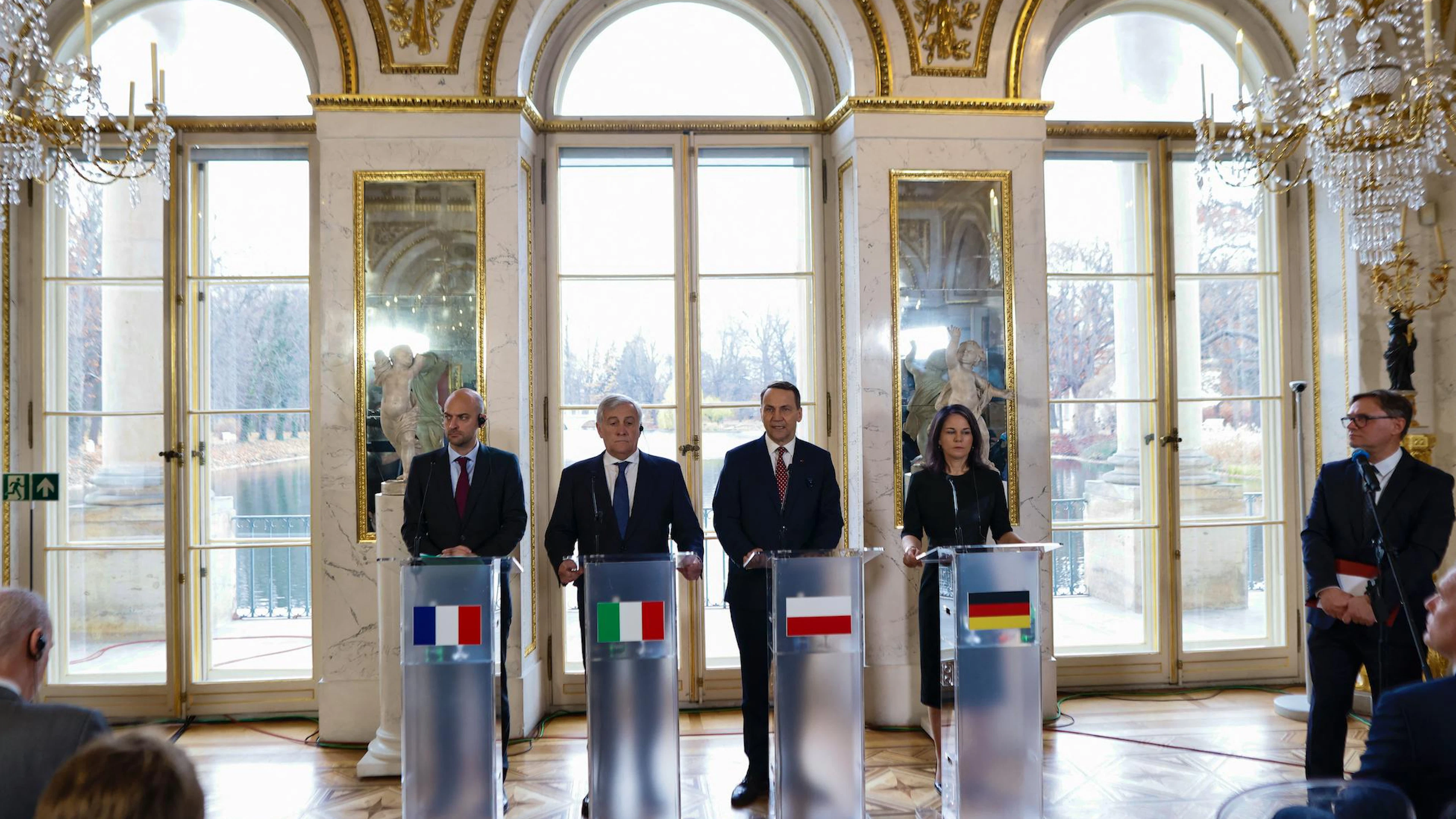 Le ministre français de l'Europe et des Affaires étrangères Jean-Noël Barrot, le ministre italien des Affaires étrangères Antonio Tajani, le ministre polonais des Affaires étrangères Radoslaw Sikorski, la ministre allemande des Affaires étrangères Annalena Baerbock s'adressent à la presse alors qu'ils se réunissent pour des pourparlers à Varsovie le 19 novembre 2024.