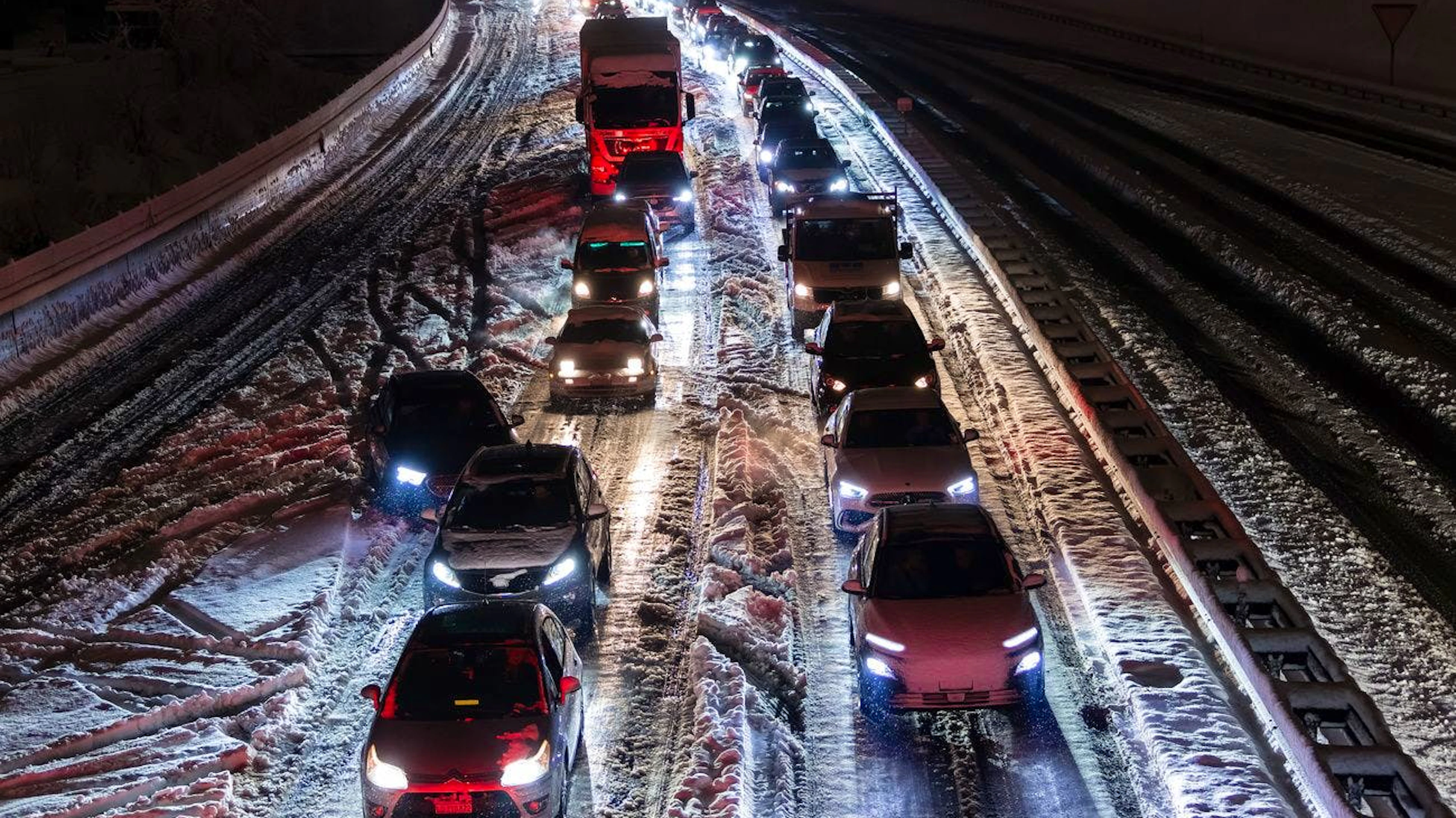 Les automobilistes ont aussi dû faire preuve de patience sur de nombreux axes du réseau routier, notamment aux alentours d'Yverdon, de Fribourg et en Valais. 
