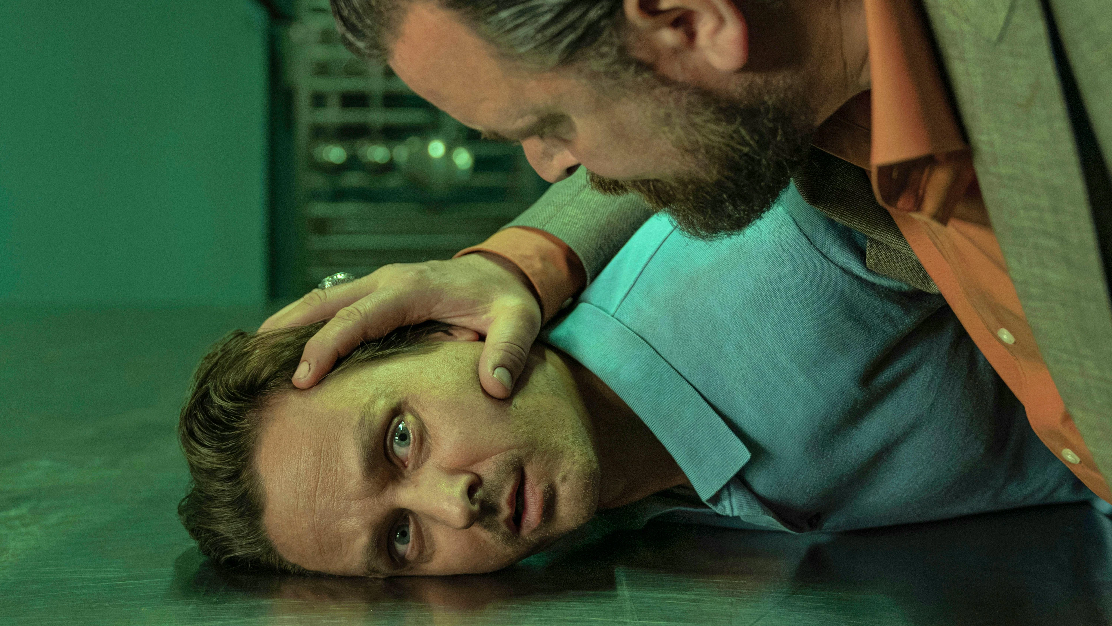 Dass mit Pate Dragan (Sascha Geršak, rechts) nicht zu scherzen ist, weiss Anwalt Björn (Tom Schilling) nur zu gut.