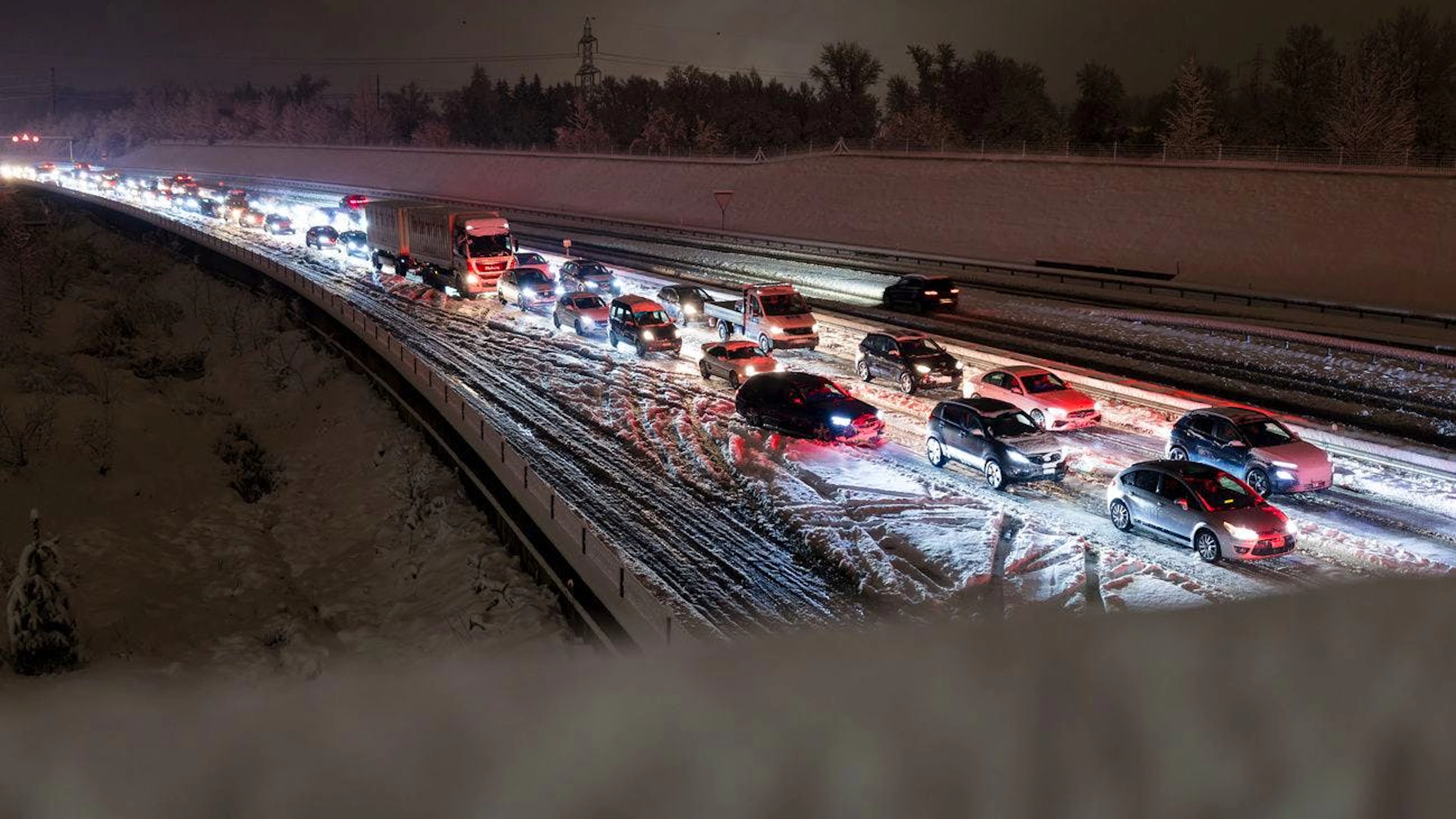 Des voitures sont bloquées sur l'autoroute A14 à la hauteur de Buchrain en direction de Lucerne, jeudi 21 novembre 2024 (KEYSTONE/Philipp Schmidli).