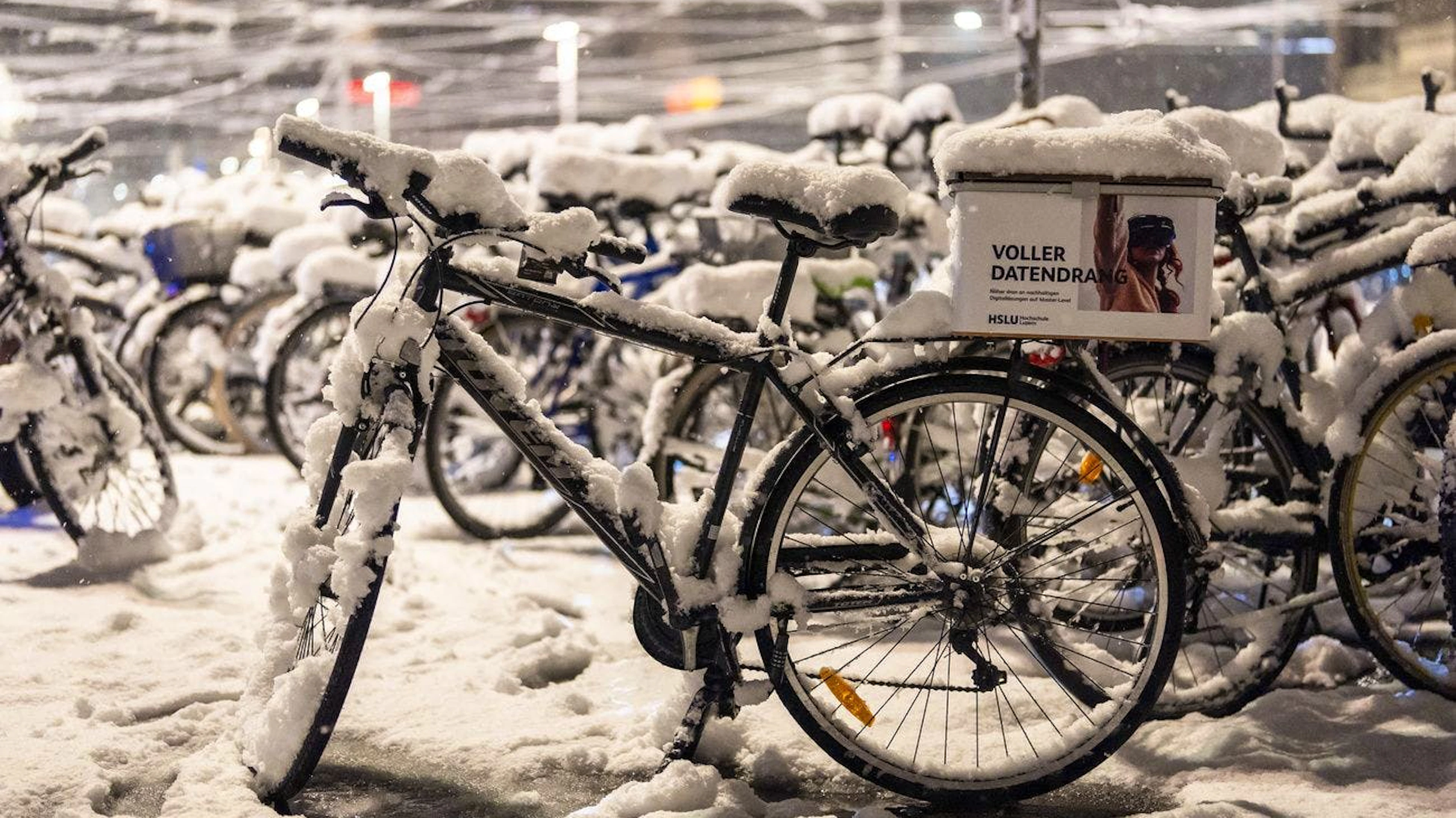 Un vélo recouvert de neige, le jeudi 21 novembre 2024 à Zurich. (Keystone/ Til Buergy)