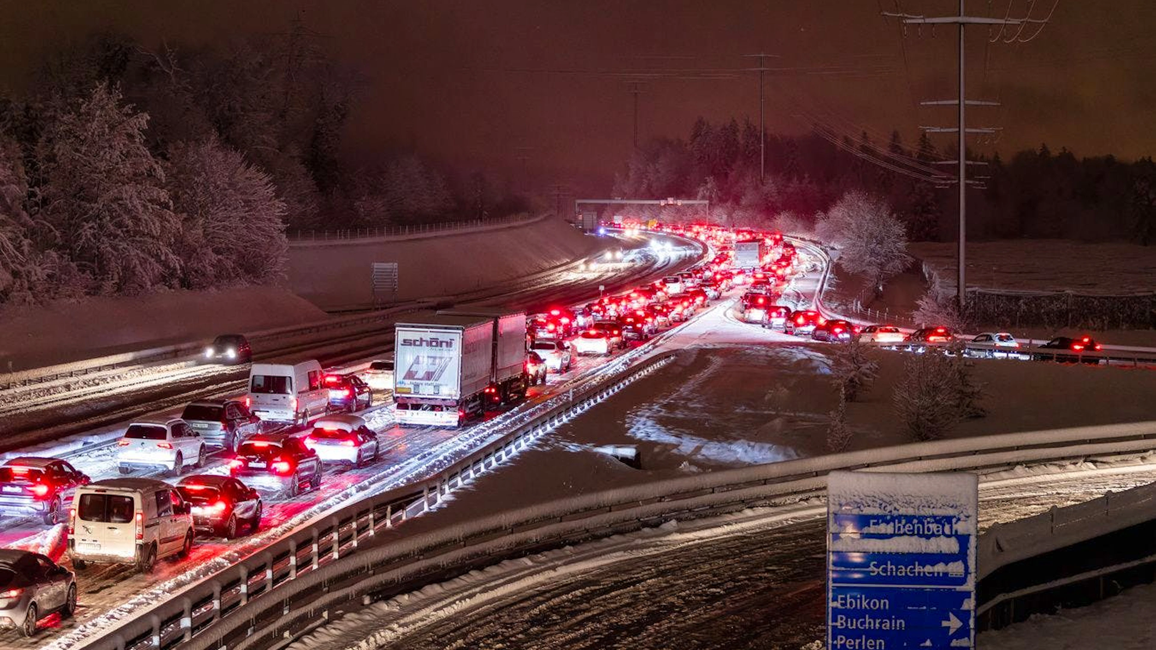 Des voitures sont bloquées sur l'autoroute A14 à la hauteur de Buchrain en direction de Lucerne, jeudi 21 novembre 2024 (KEYSTONE/Philipp Schmidli).