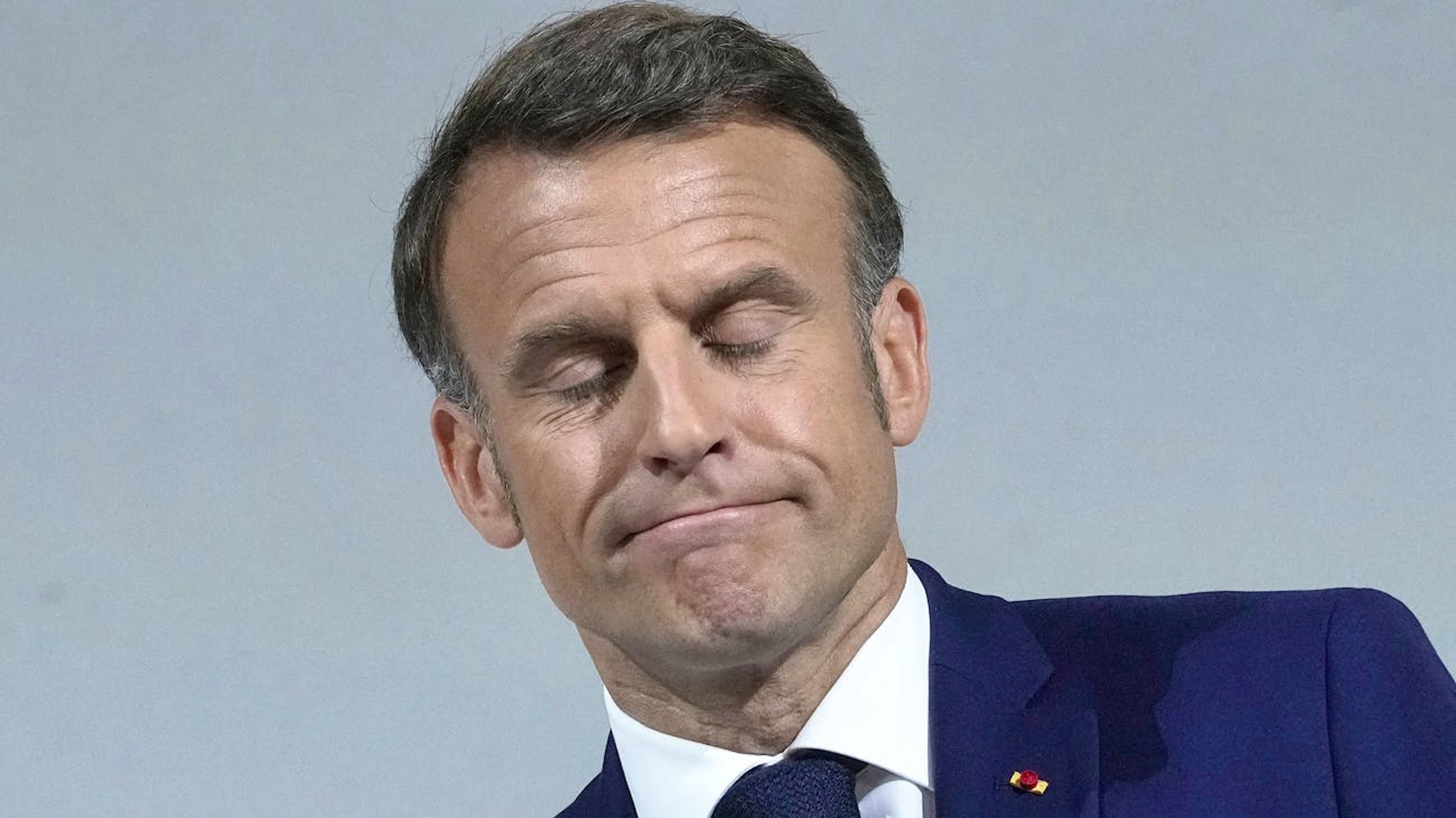 La cote d'impopularité du président français Emmanuel Macron a dégringoler de 11% selon un sondage.