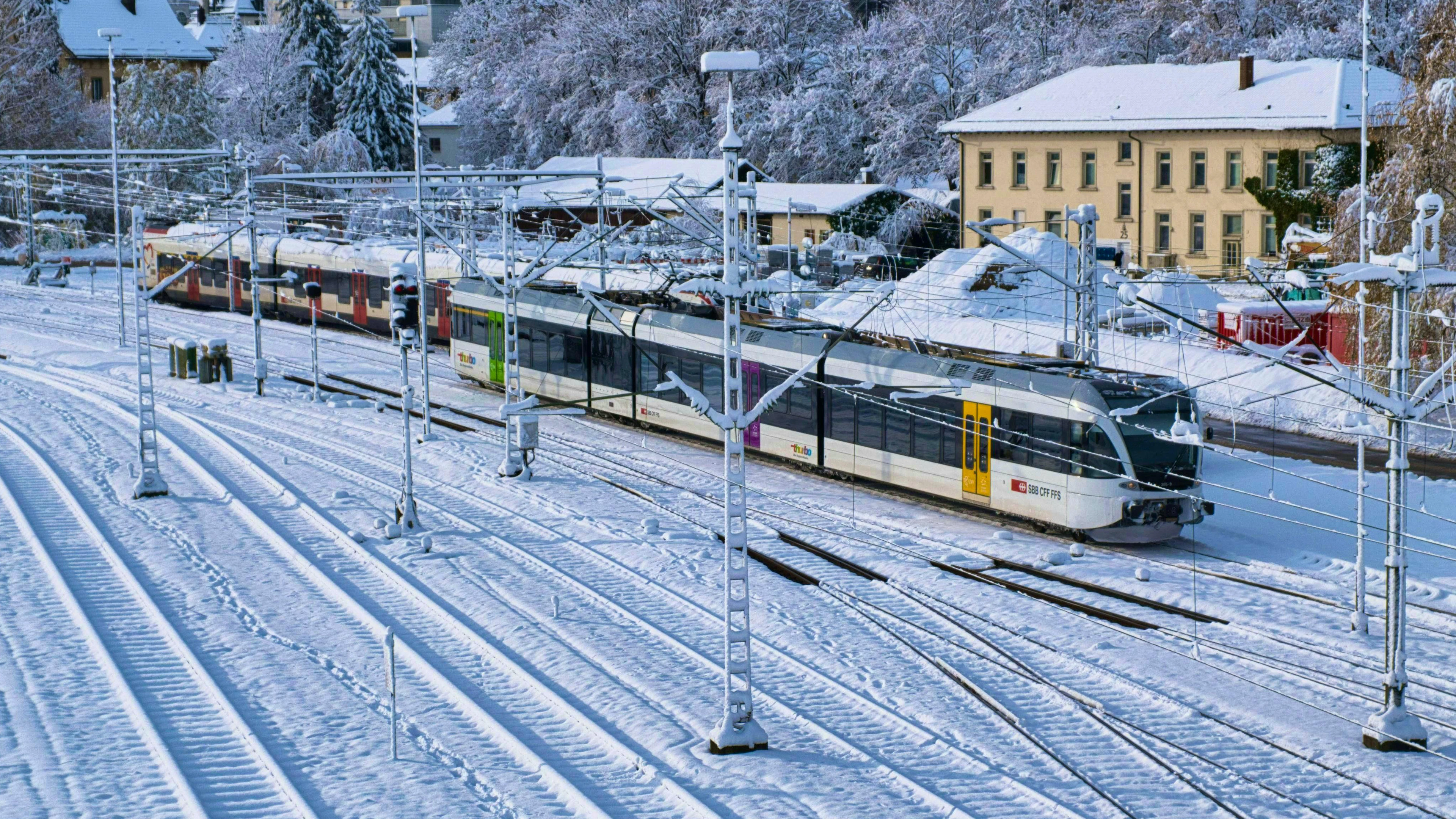 A train runs on snow-covered tracks in Kreuzlingen: probably slower than in dry weather.