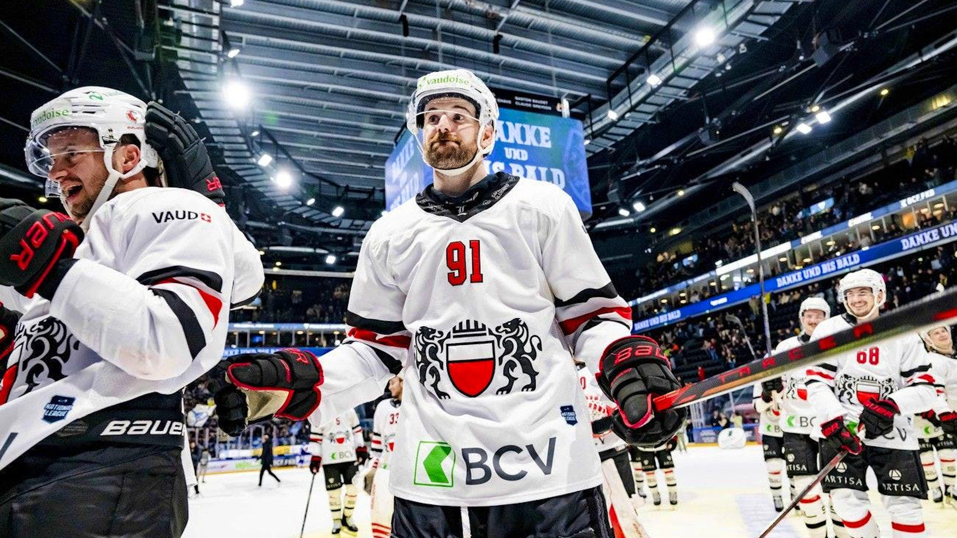 Les joueurs du LHC, Suomela en tête, fêtent leur succès.