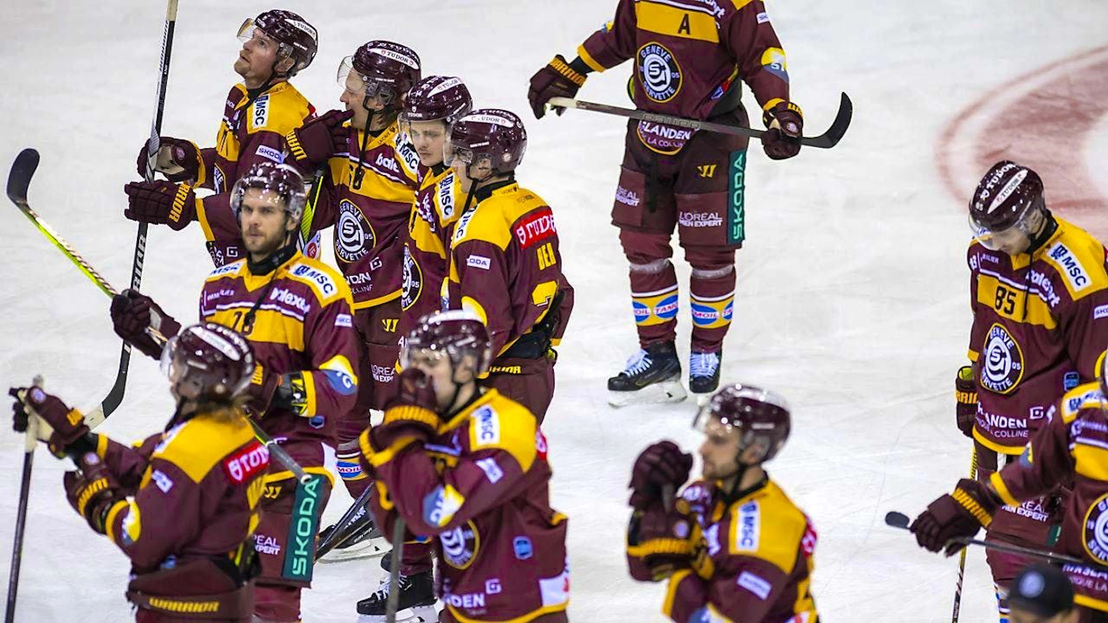 Hanging heads among the Servette players after the sixth home defeat in a row with 2:3 against SC Bern