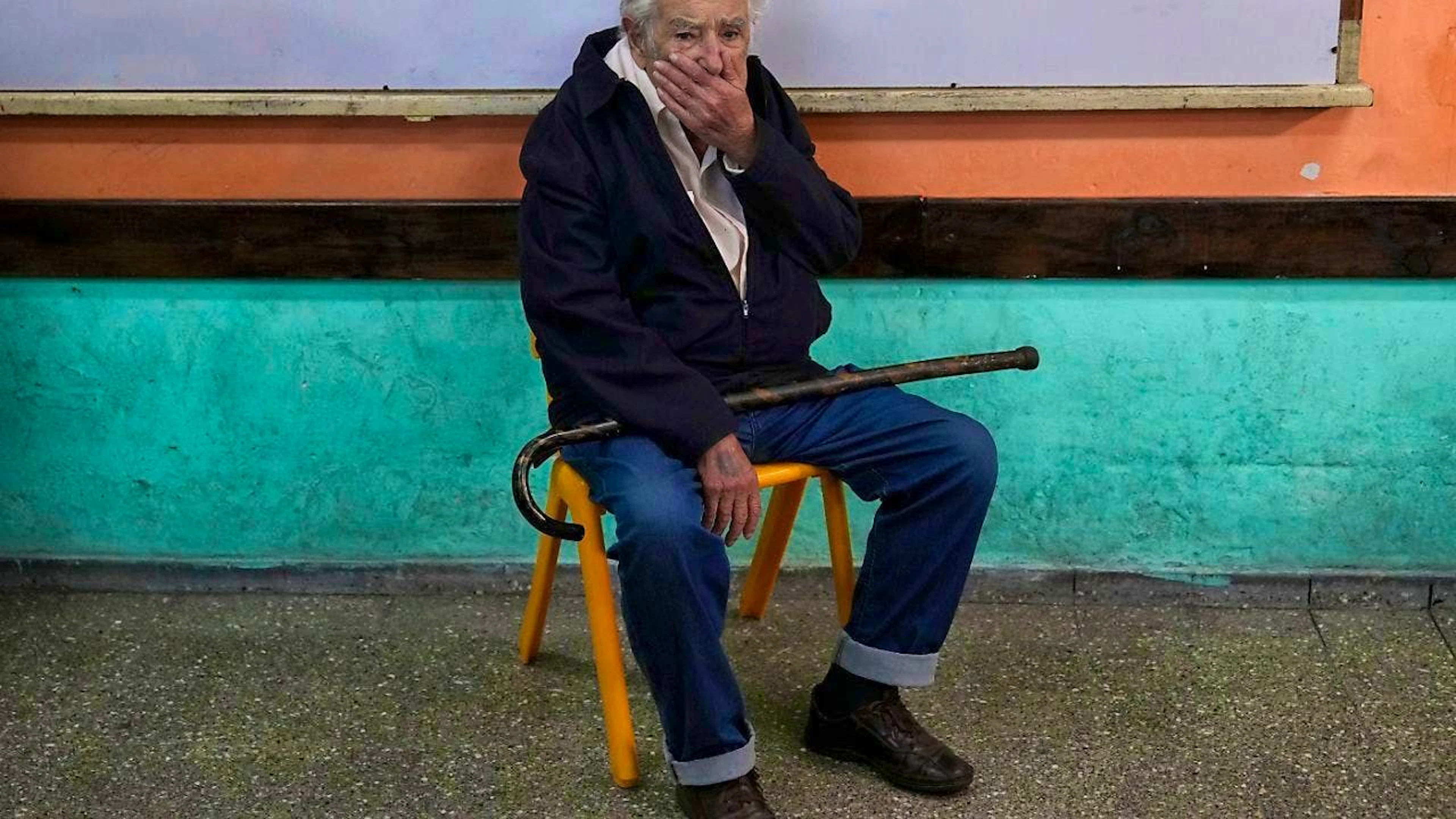 dpatopbilder - Uruguay's former president Jose "Pepe" Mujica waits to cast his vote at a polling station in Montevideo. Photo: Natacha Pisarenko/AP