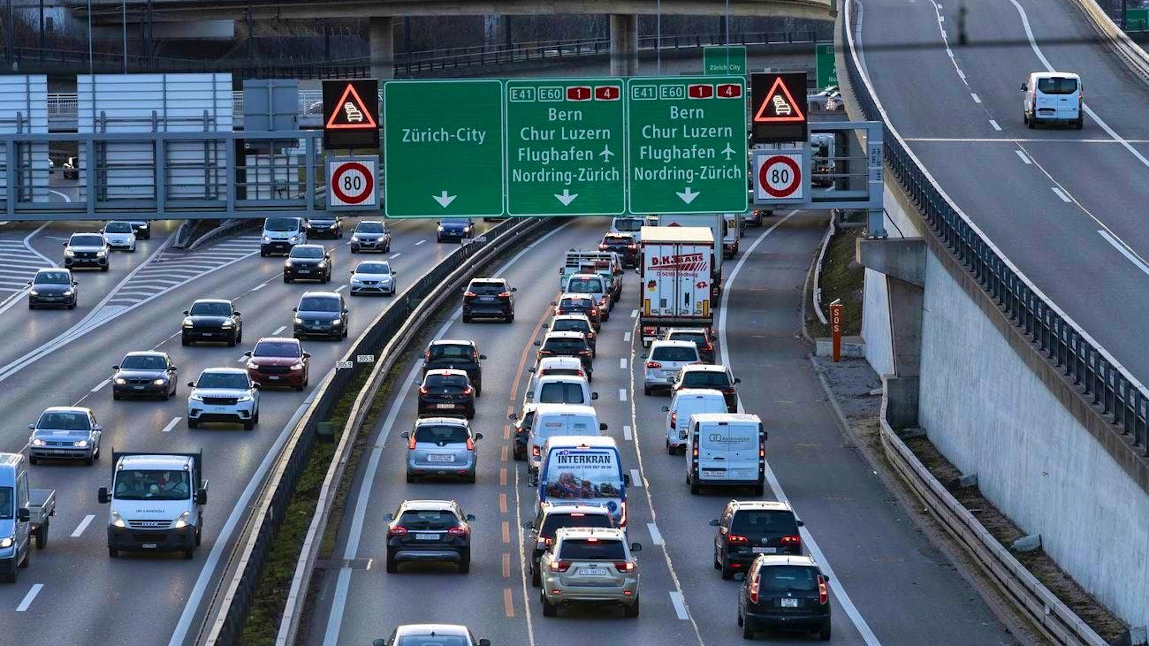 Unfall auf der A1 sorgt für Verkehrschaos mitten im Feierabend-Verkehr