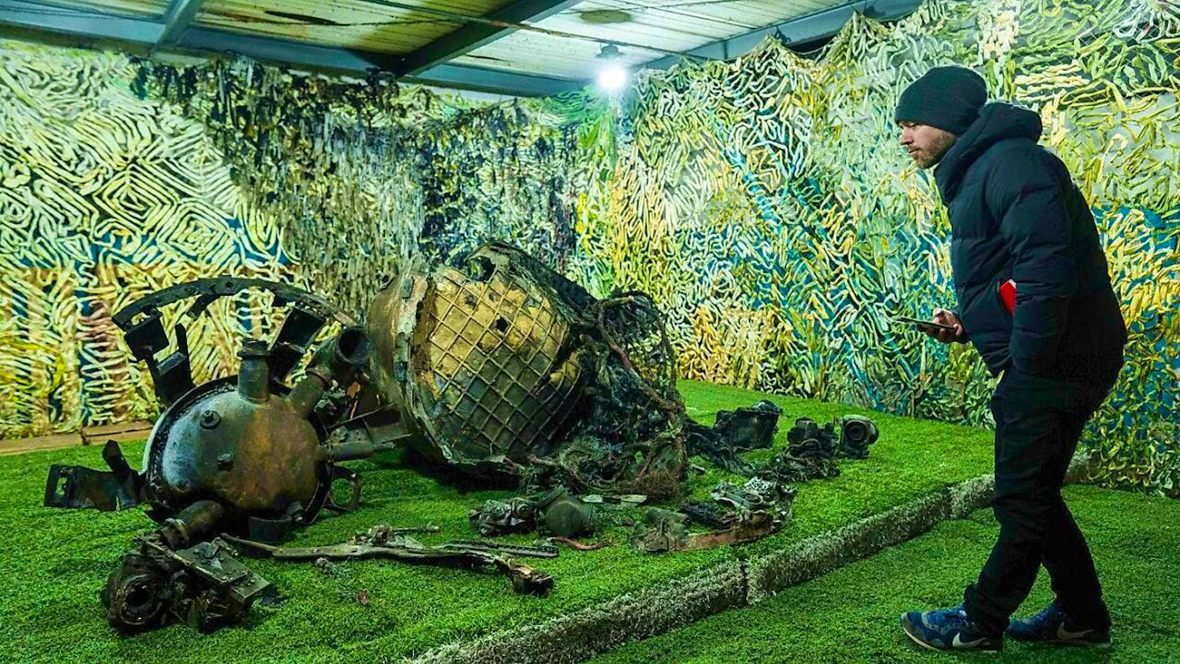 dpatopbilder - Fragments of a missile that hit Dnipro on November 21 are shown at a center for forensic analysis. Photo: Evgeniy Maloletka/AP