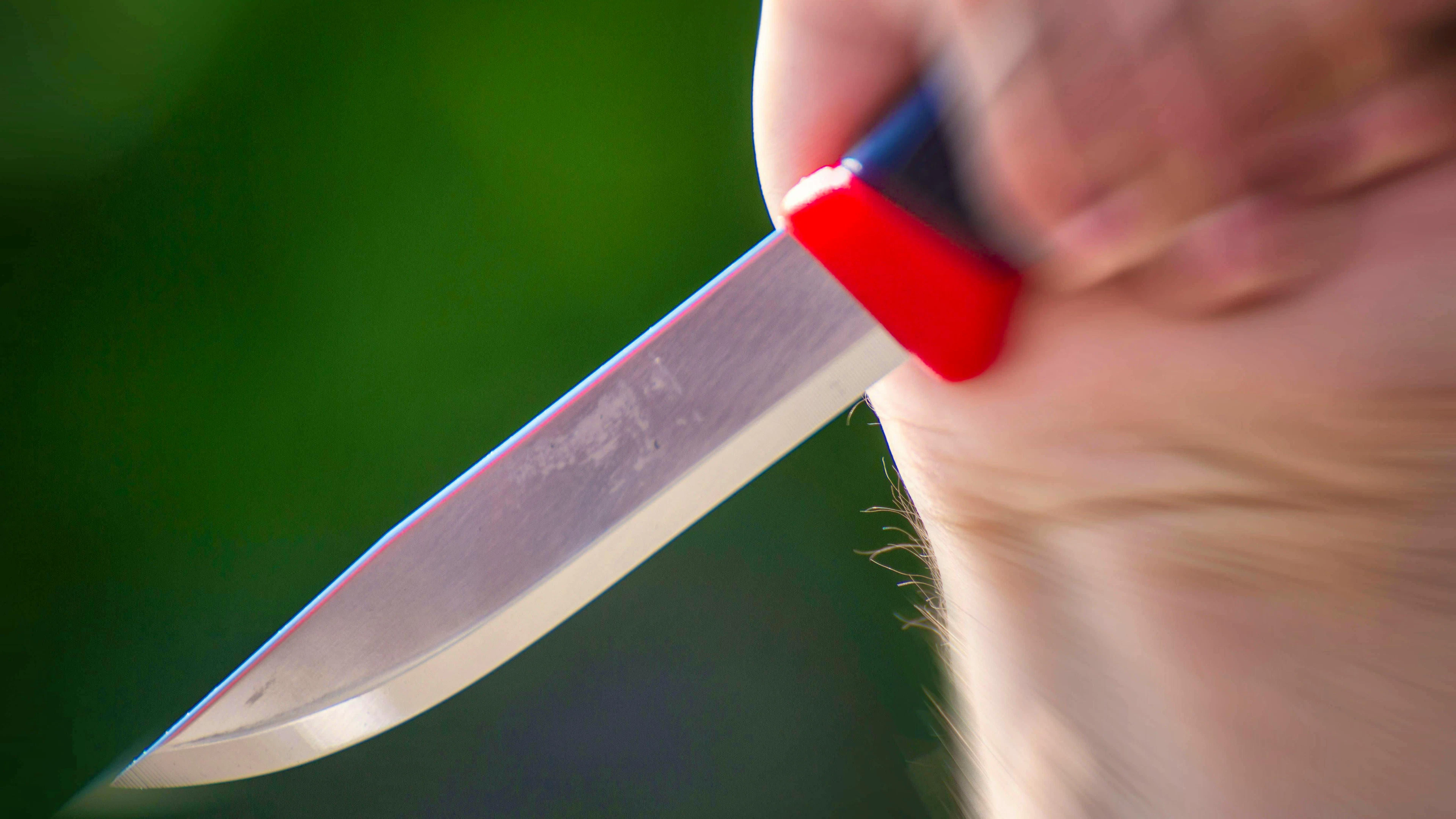 A man, possibly armed with a knife, threatened joggers before running into the Manor in Basel. (symbolic image)