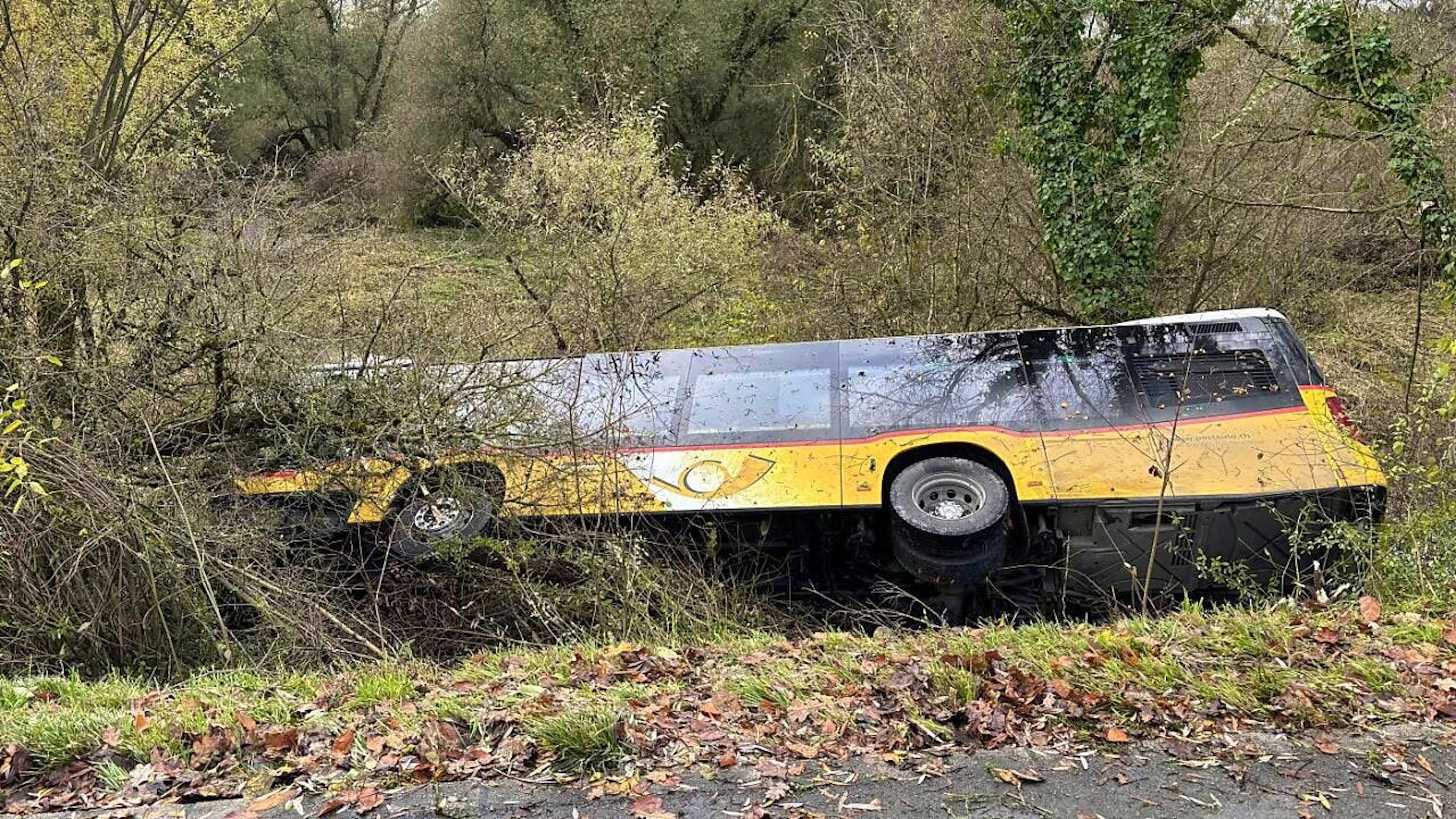 La collision avec la voiture a entraîné la sortie de route du car postal. Le bus a alors basculé sur le flanc et a glissé dans une pente avant de s'immobiliser.