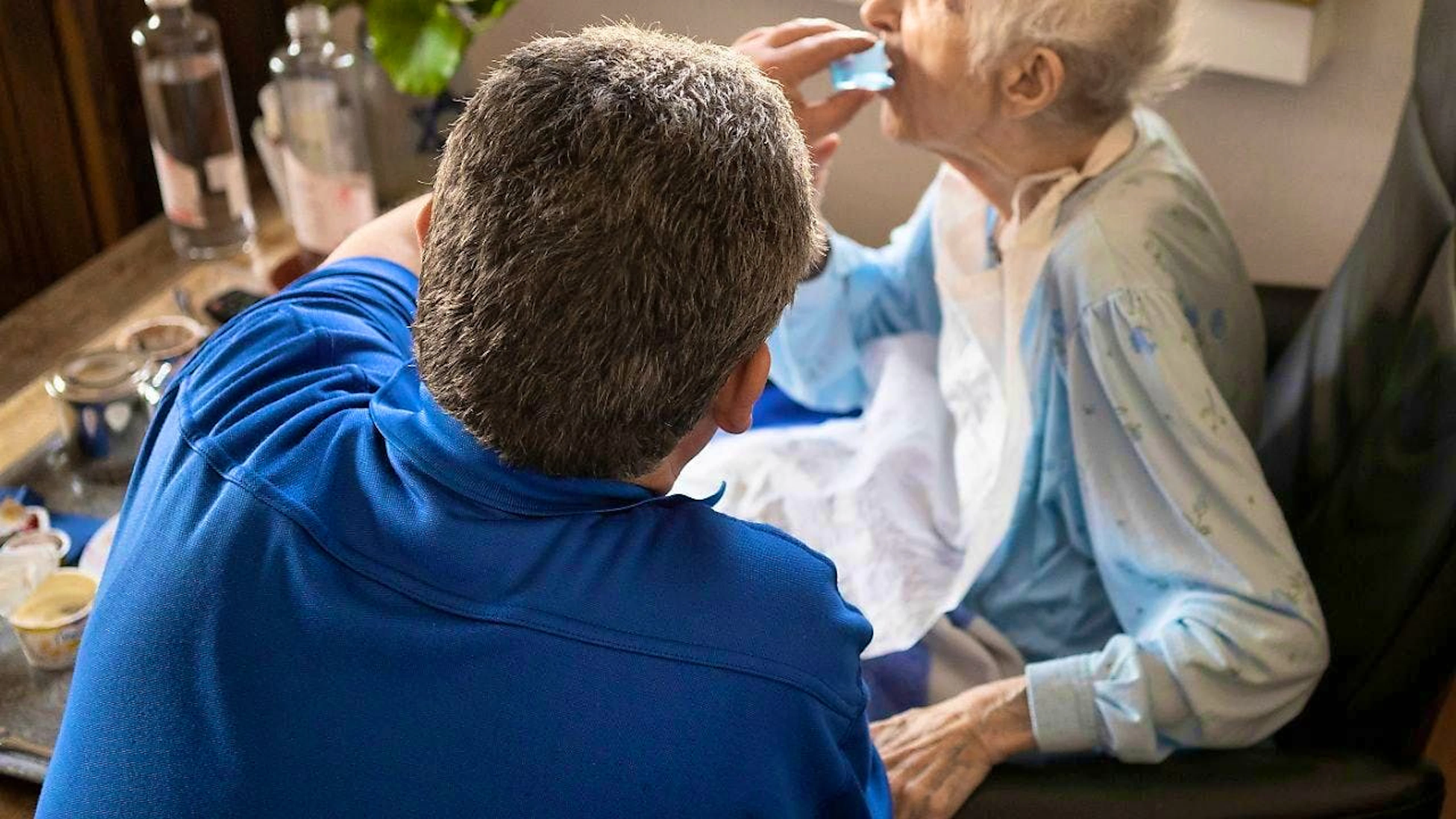 Caring for relatives has a negative impact on the well-being of carers. (symbolic image)