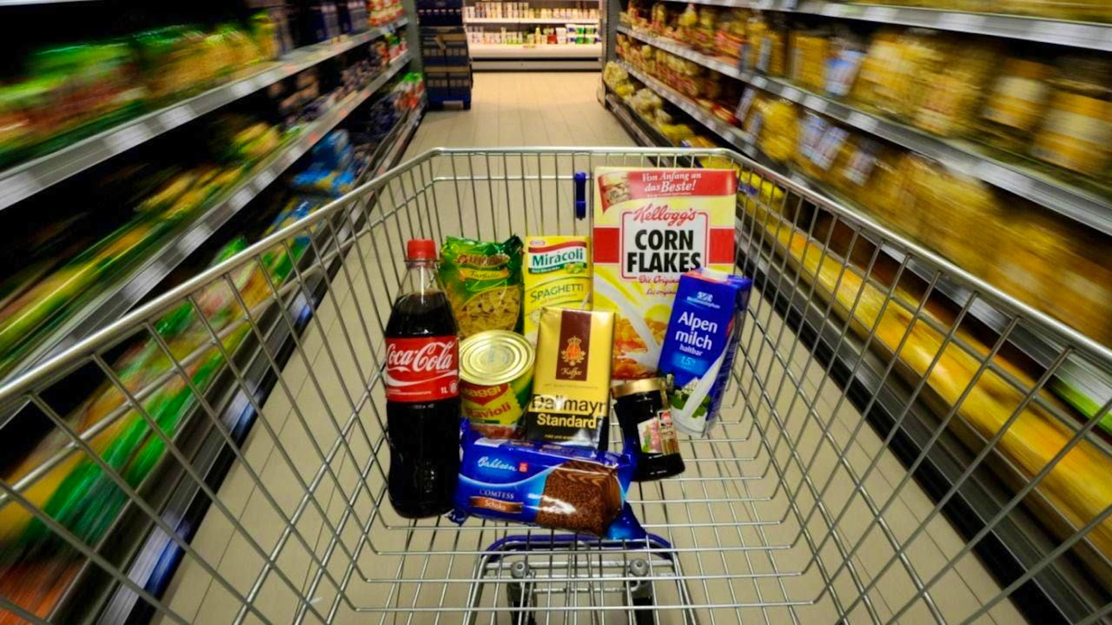 Life in Germany became even more expensive in November. At 2.2 percent, the annual inflation rate exceeded the two percent mark for the first time since July. (archive picture)