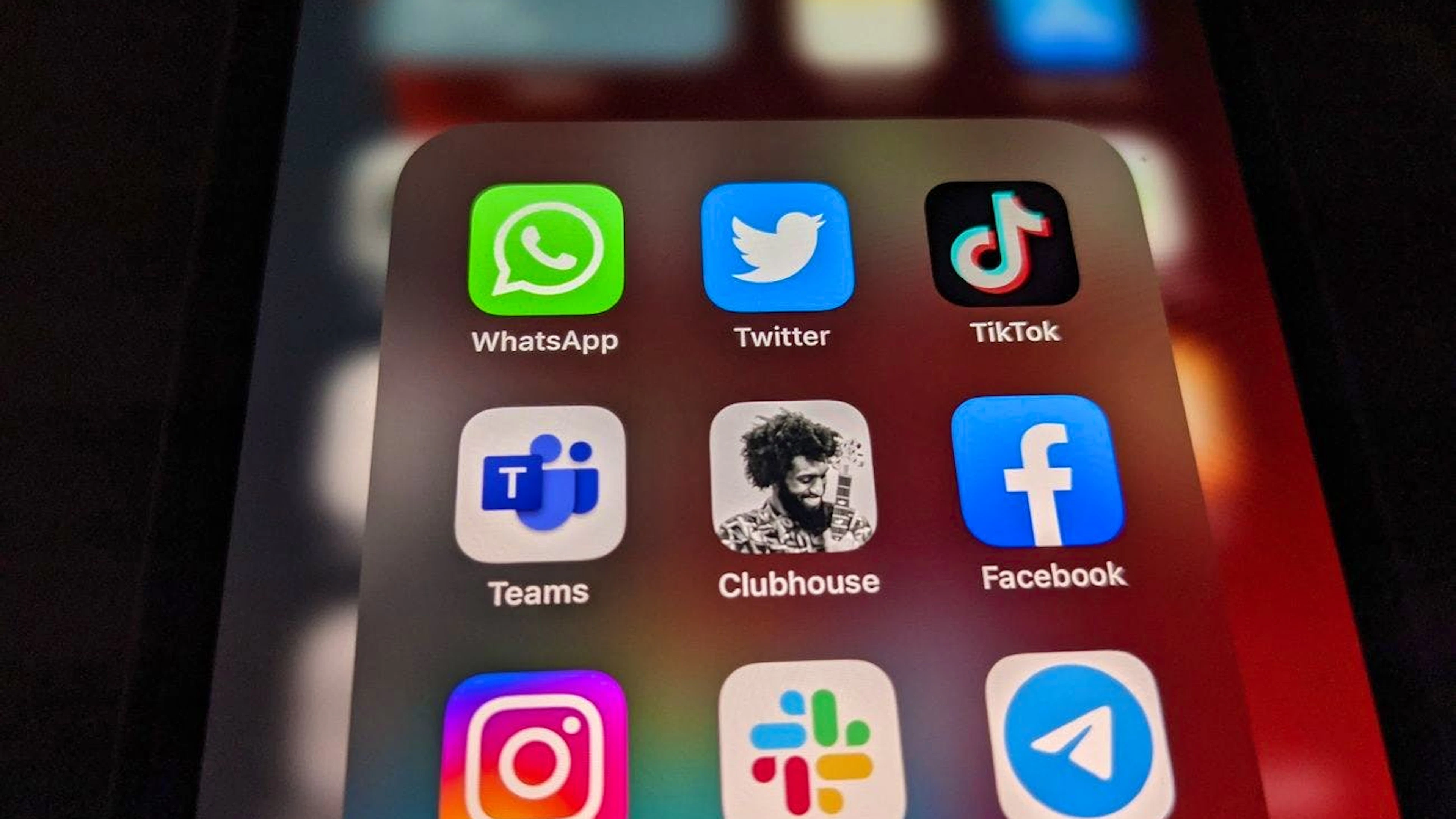 Dans le détail, 76% des hommes et 81% des femmes sont sur le principe favorable à un blocage des médias sociaux pour les moins de 16 ans.