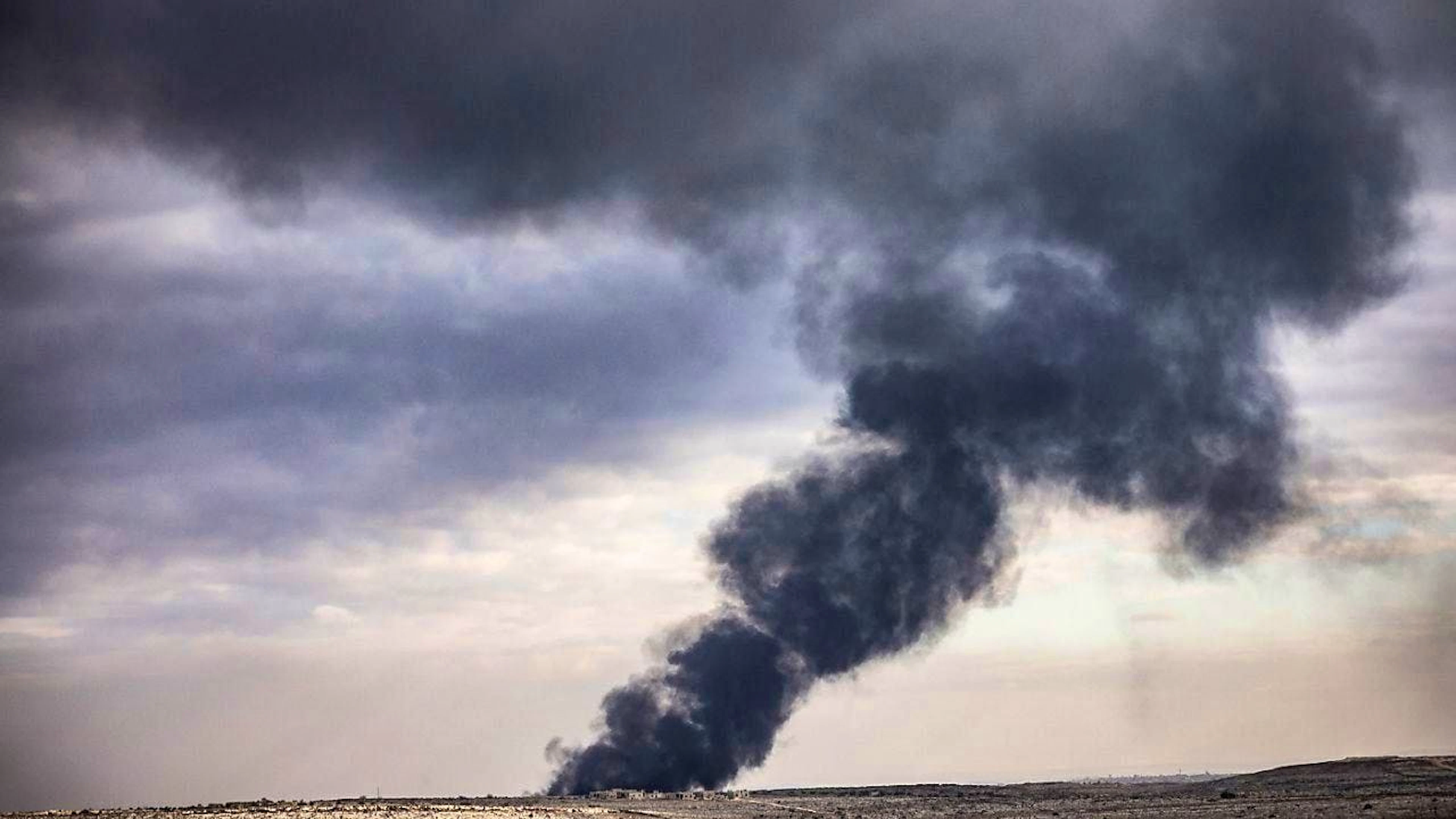Smoke rises from the ongoing fighting between Syrian opposition forces and Syrian regime troops, supported by Iranian militias, around Aleppo. Photo: Anas Alkharboutli/dpa