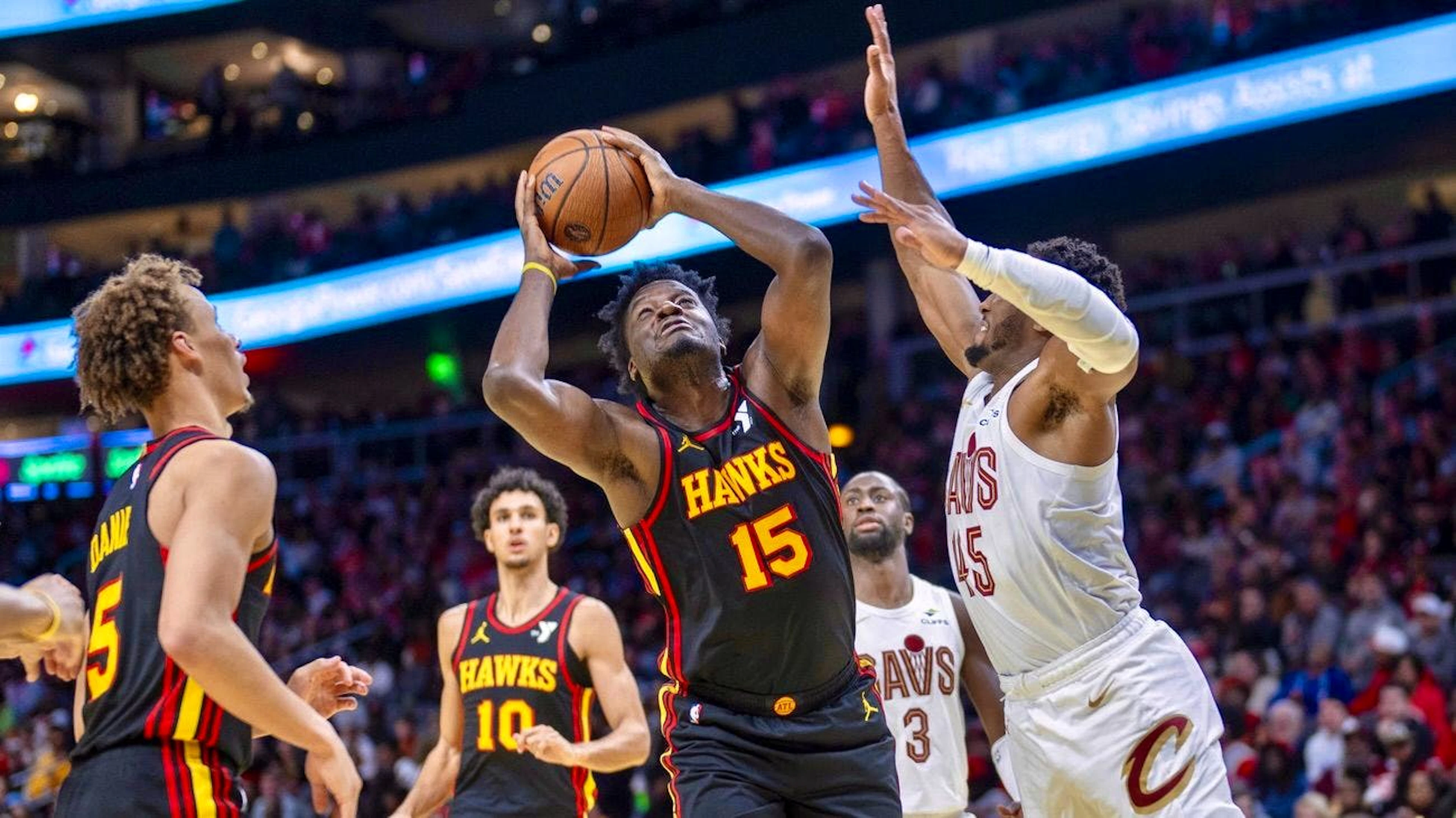 Clint Capela (15) et les Hawks joueront les quarts de finale de la NBA Cup.