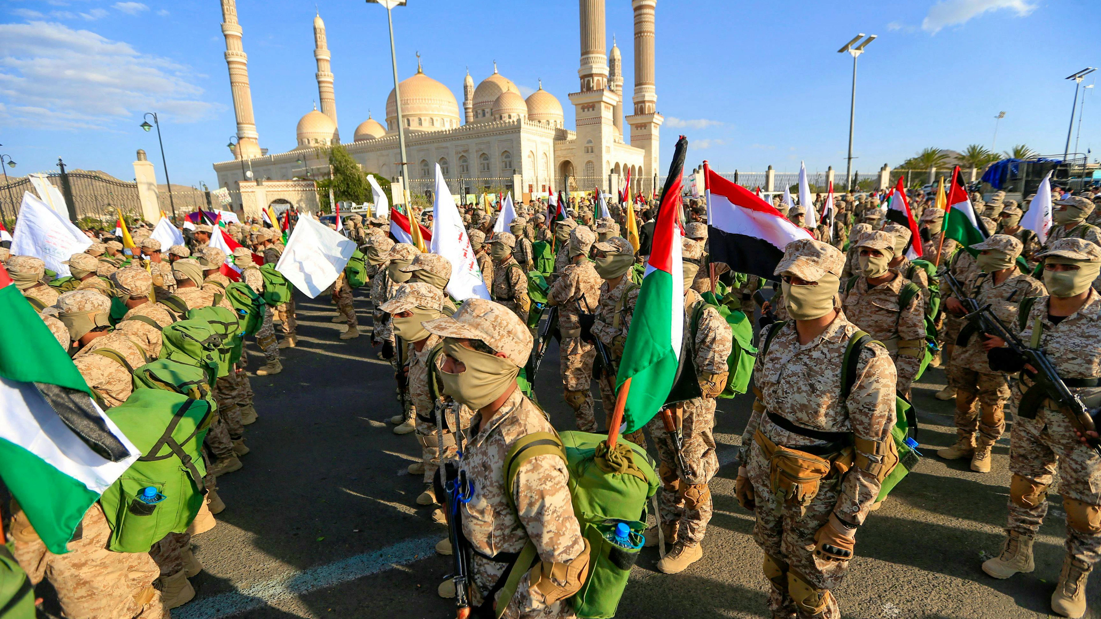 Des combattants yéménites défilent lors d'un rassemblement de solidarité avec Gaza dans la capitale Sanaa, contrôlée par les Huthis, le 29 novembre 2024.