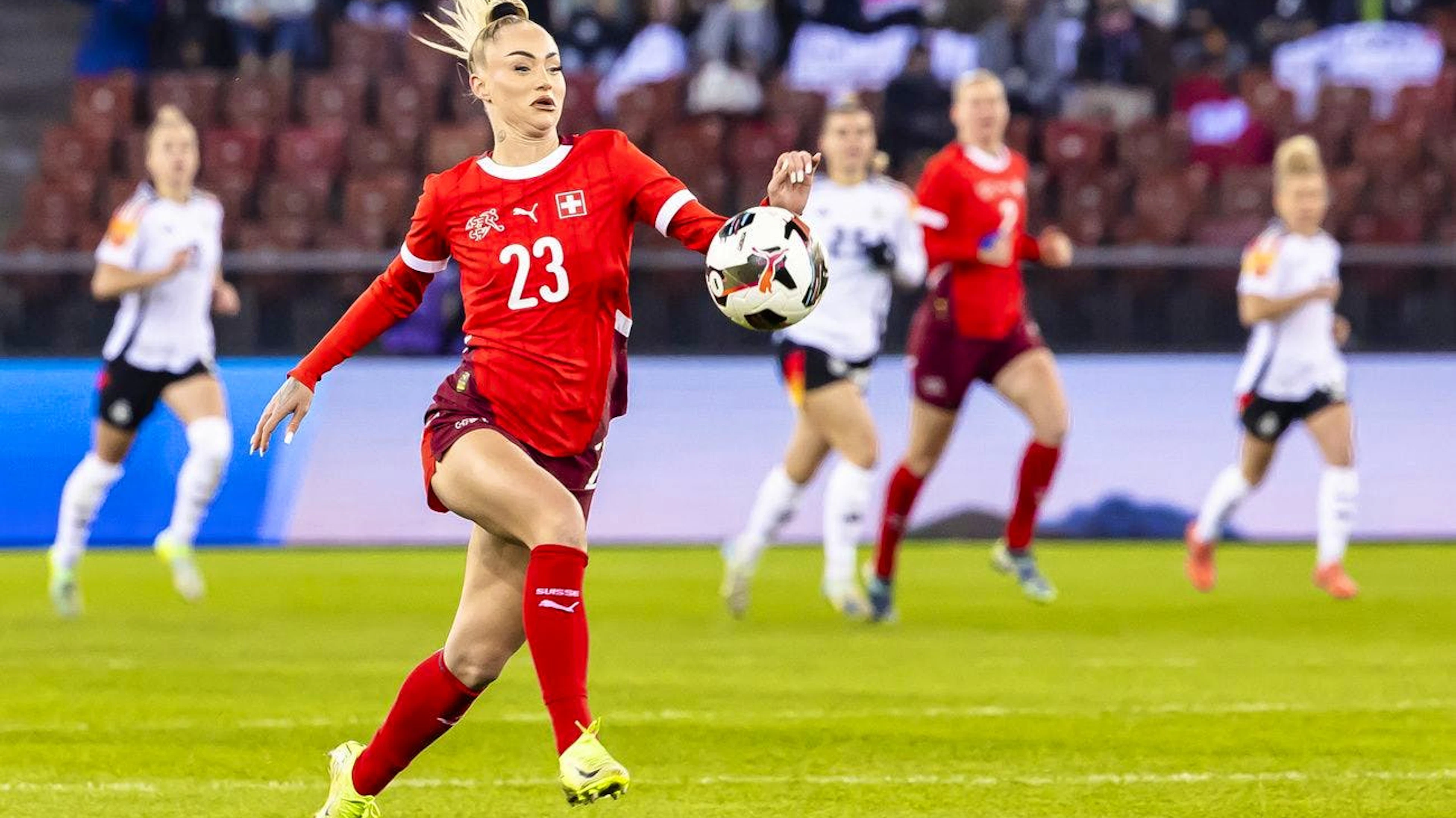 Alisha Lehmann lässt jegliche Kaltschnäuzigkeit vermissen.