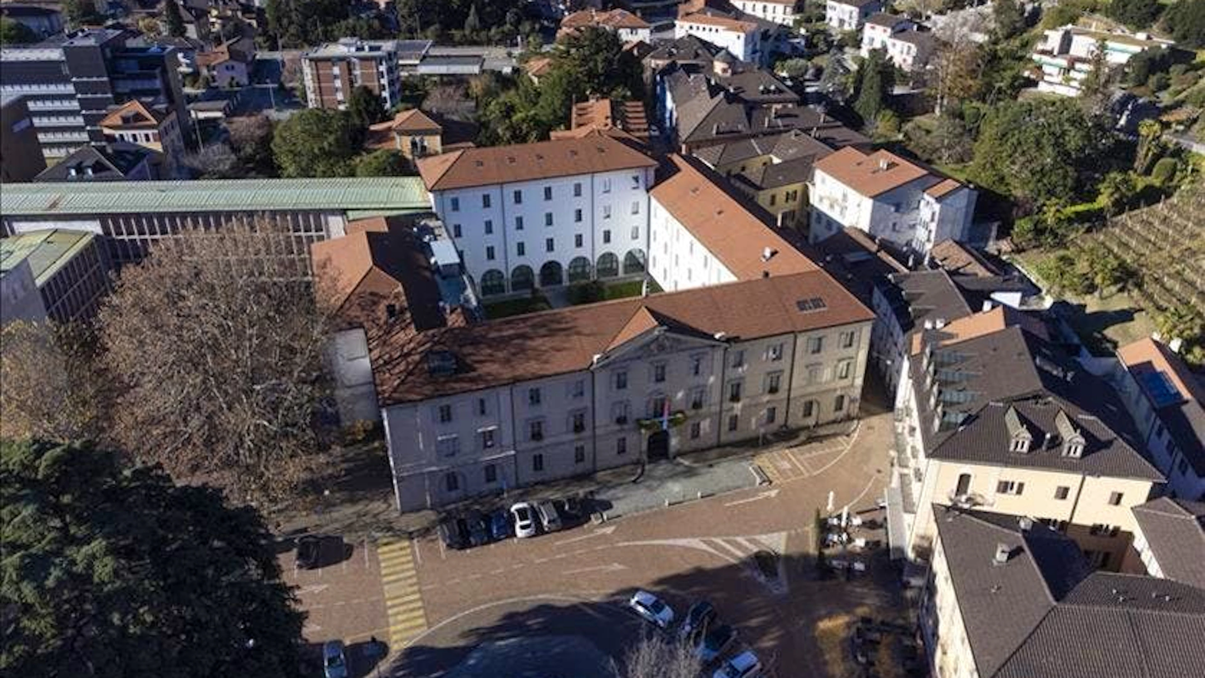 In consegna una petizione contro i tagli alle scuole comunali previsti dal preventivo 2025.