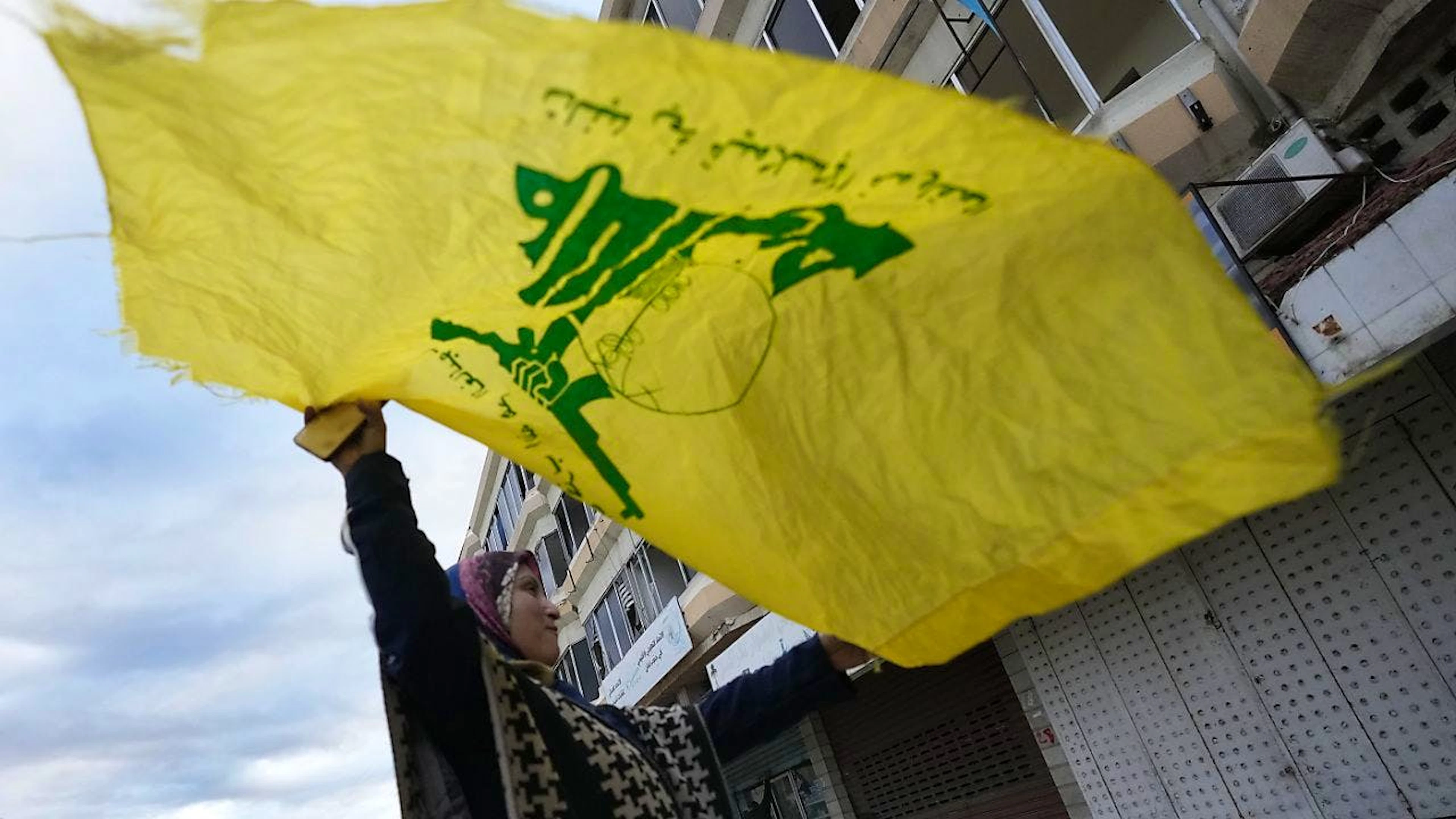 Une femme brandit le drapeau du Hezbollah à Tyr (archives).
