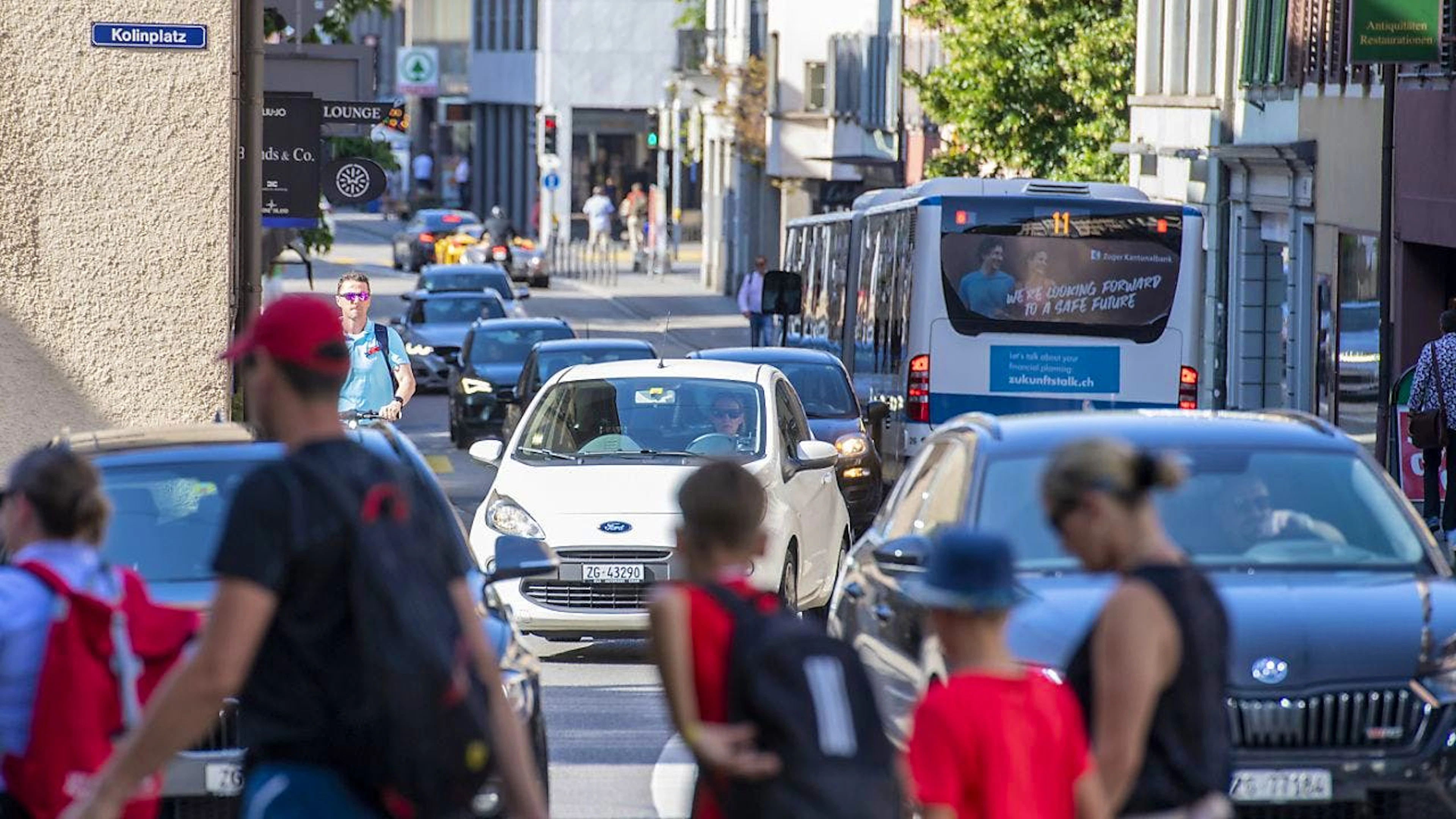 Der Strassenverkehr rund um den Kolinplatz in der Innenstadt von Zug. (Archivbild)