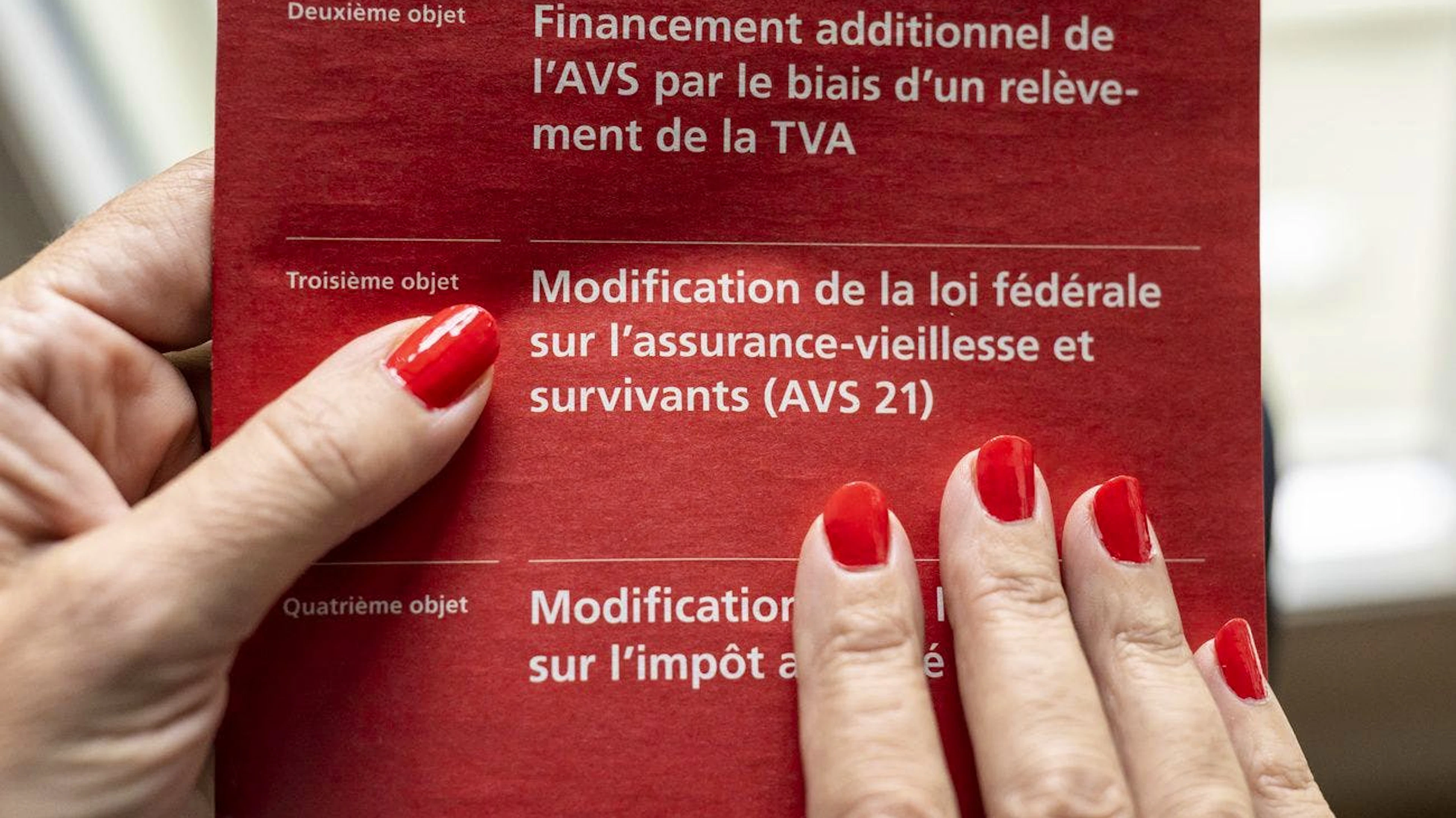 Les derniers calculs ont finalement établi que les dépenses de l'AVS pour 2033 avaient été surestimées de 2,5 milliards. Avec cette correction, il apparaît que l'AVS est en meilleure santé que cela avait été annoncé en septembre 2022 dans la documentation sur la réforme AVS 21 prévoyant notamment le relèvement de l'âge de la retraite des femmes à 65 ans. La votation avait abouti à un résultat très serré avec 50,5% de oui seulement.