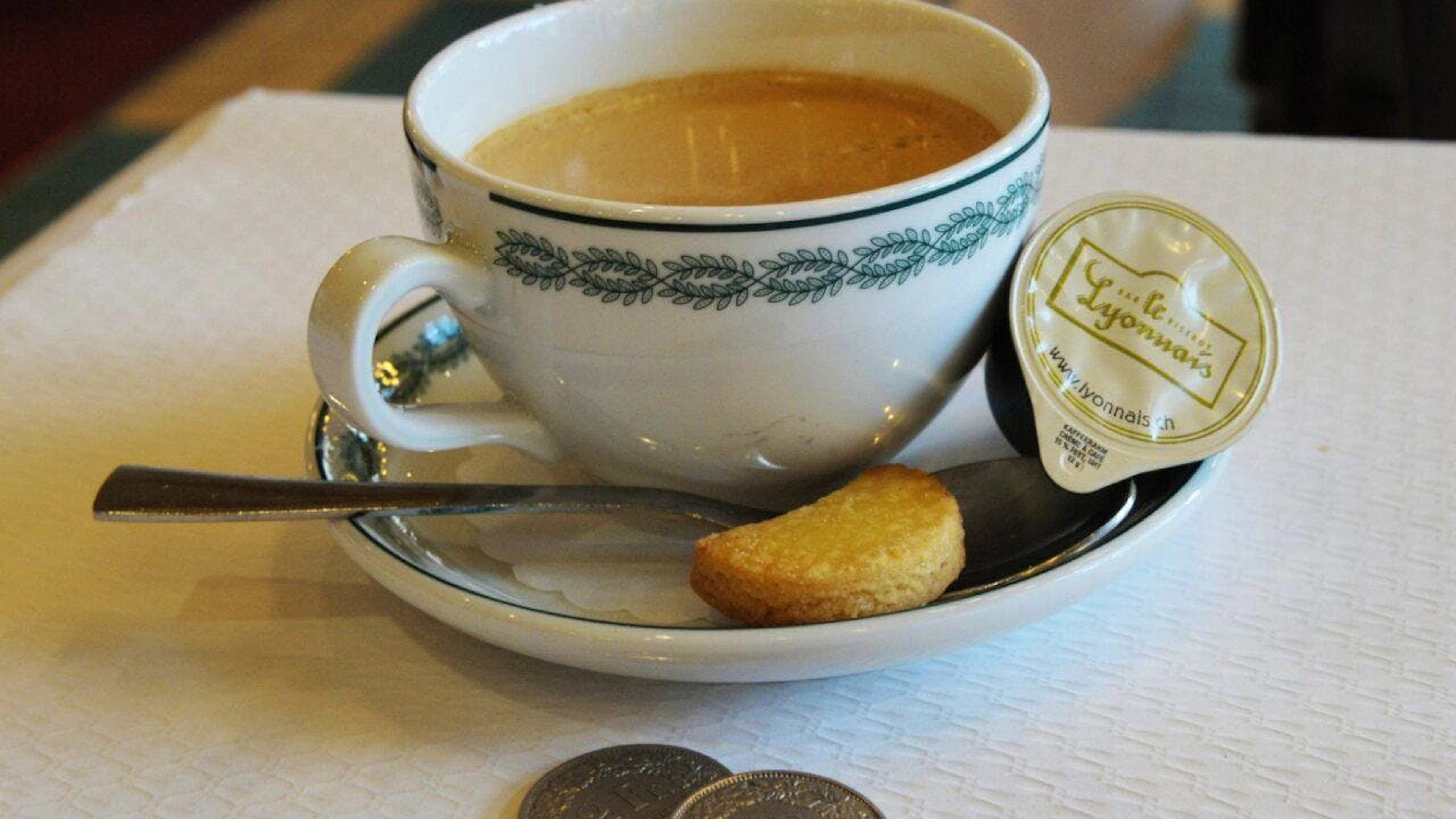 Die Schweiz gehört mit einem Pro-Kopf-Konsum von 8 bis 9 Kilogramm Rohkaffee pro Jahr zu den weltweit führenden Kaffeetrinkern – nur Finnland liegt noch davor. Umgerechnet entspricht das etwa 975 bis 1000 Tassen Kaffee pro Person jährlich&nbsp;(Symbolbild).