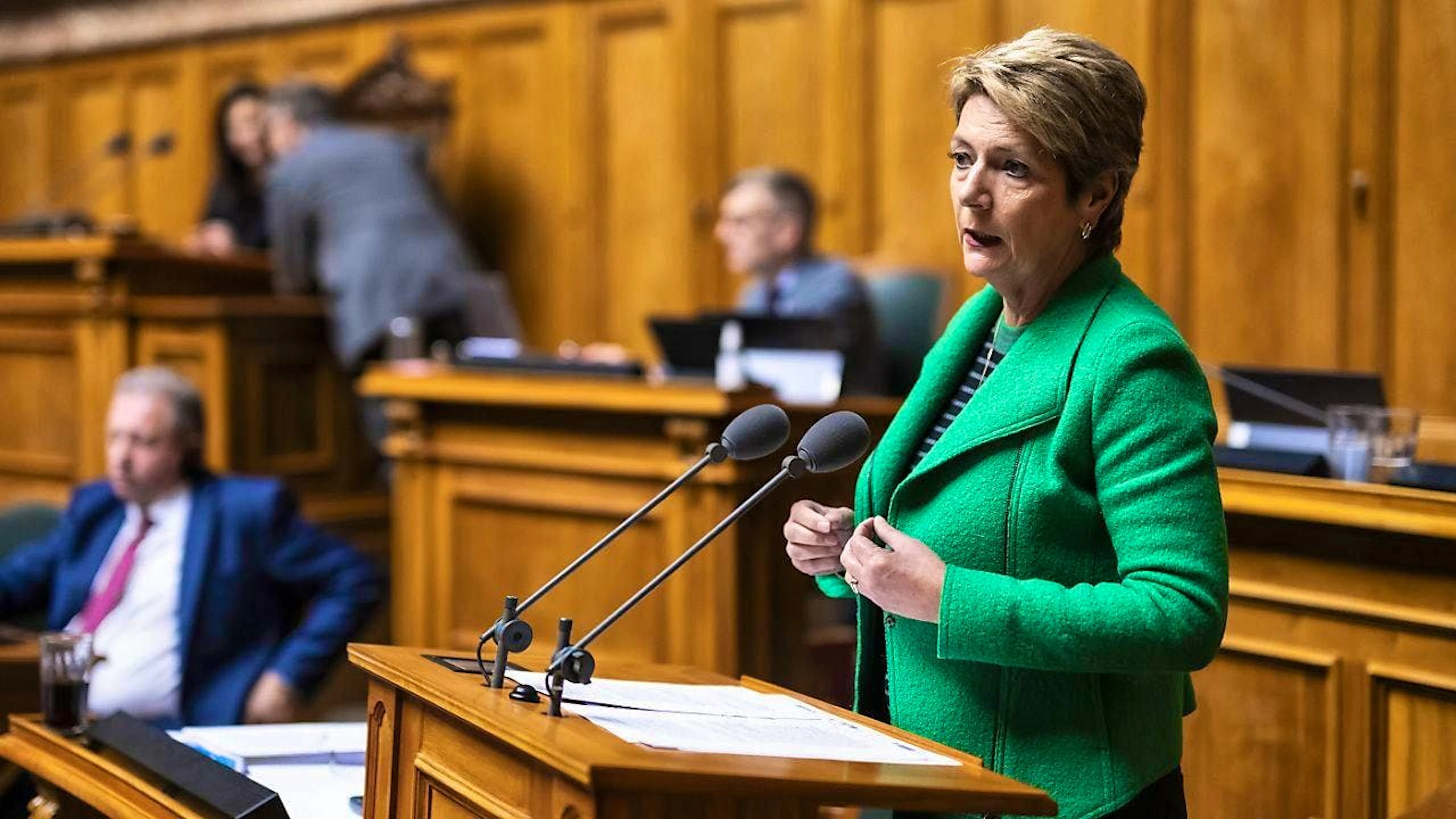 In the National Council, Finance Minister Karin Keller-Sutter is fighting in vain against cross-sectional cuts of CHF 70 million to federal personnel.