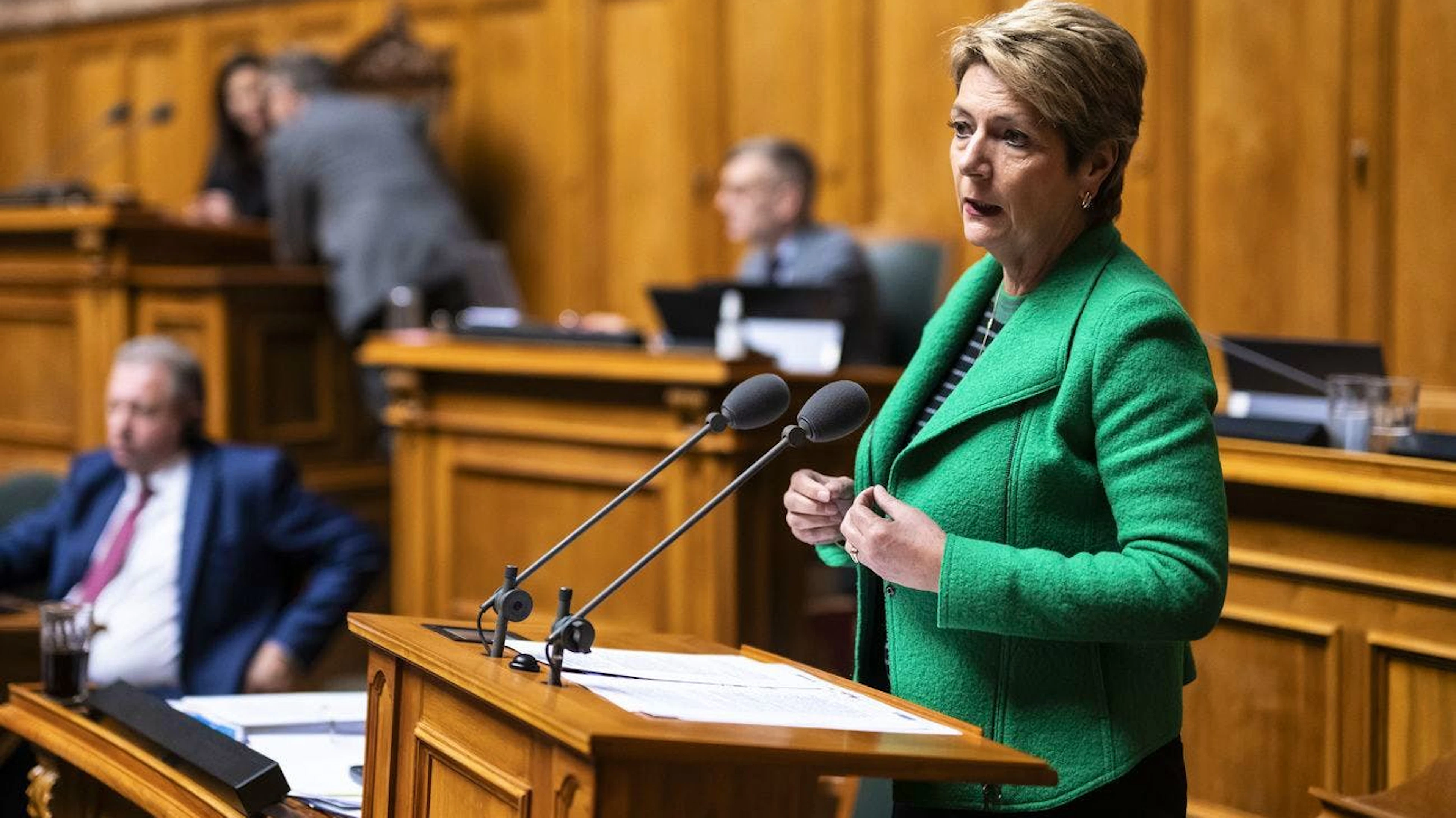 Il Consiglio federale,per bocca della «ministra» delle finanze Karin Keller-Sutter, avrebbe preferito un incremento spalmato su più anni, ossia fino al 2035, fino a raggiungere l'1% del PIL.