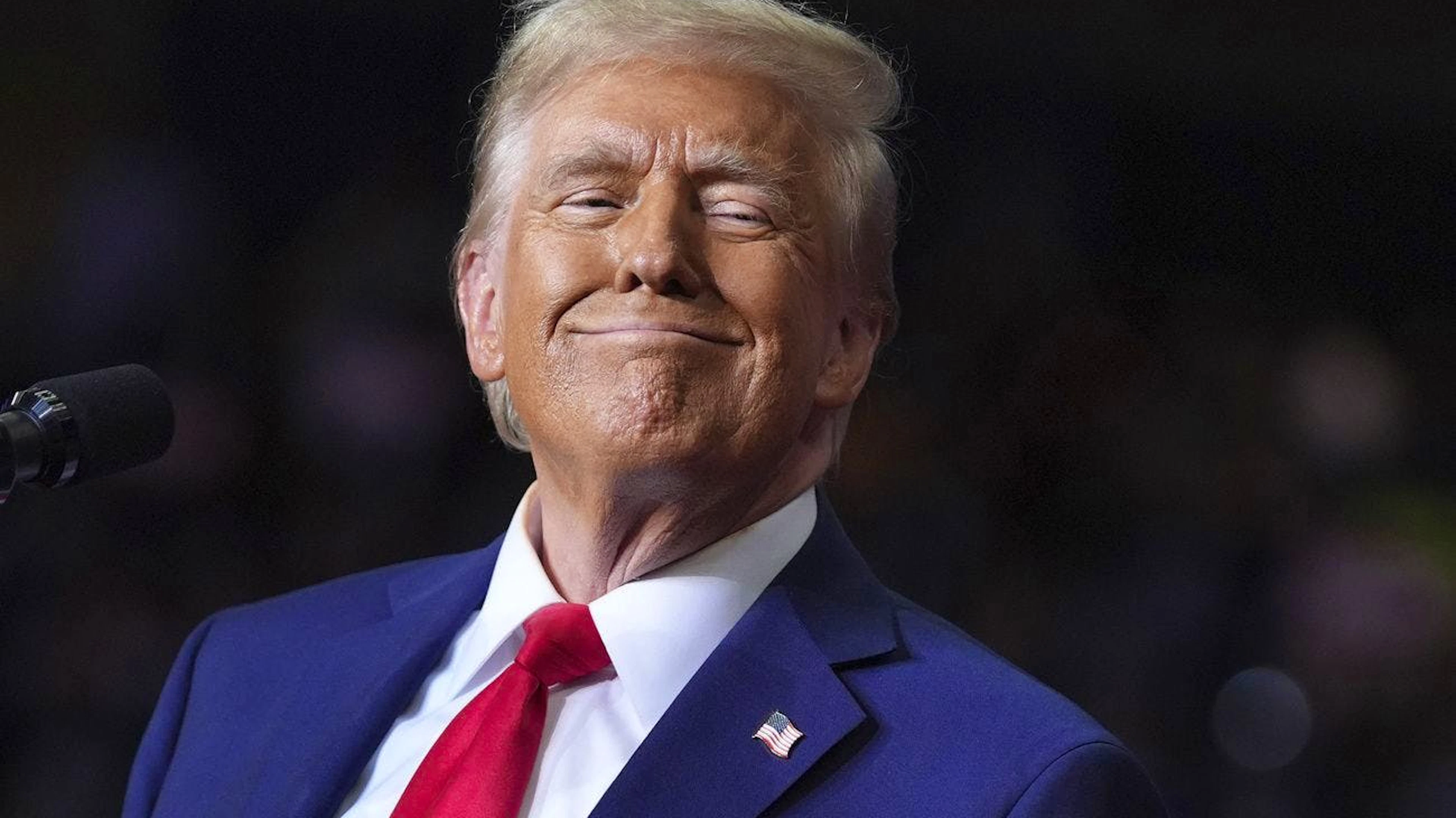 Donald Trump, il presidente eletto, ha annunciato la sua presenza alla cerimonia nella cattedrale dove fu incoronato imperatore Napoleone.