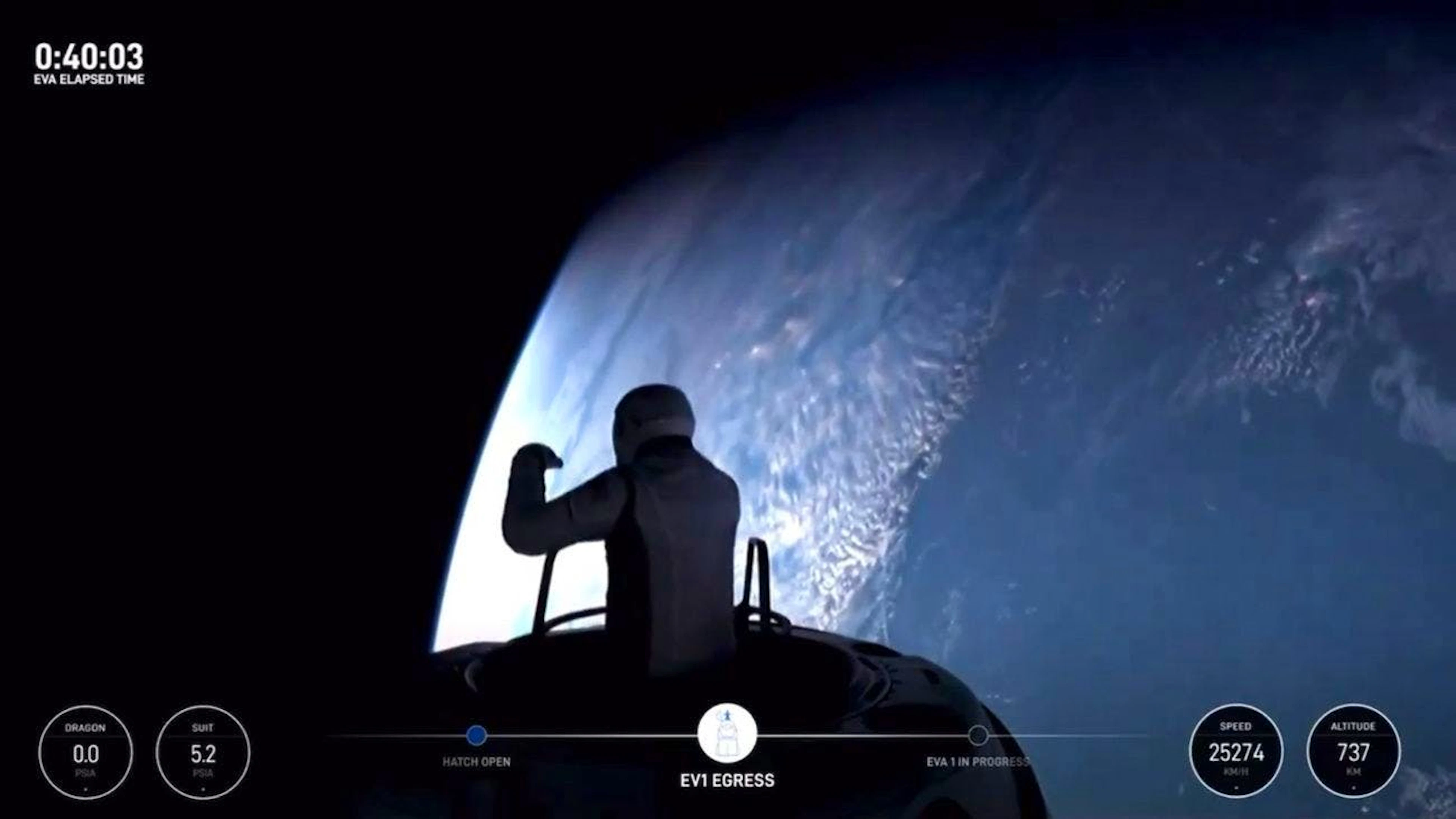 Une image tirée d'une vidéo fournie par SpaceX montre Jared Isaacman sortant de l'écoutille au début de la première sortie spatiale privée, le 12 septembre 2024.