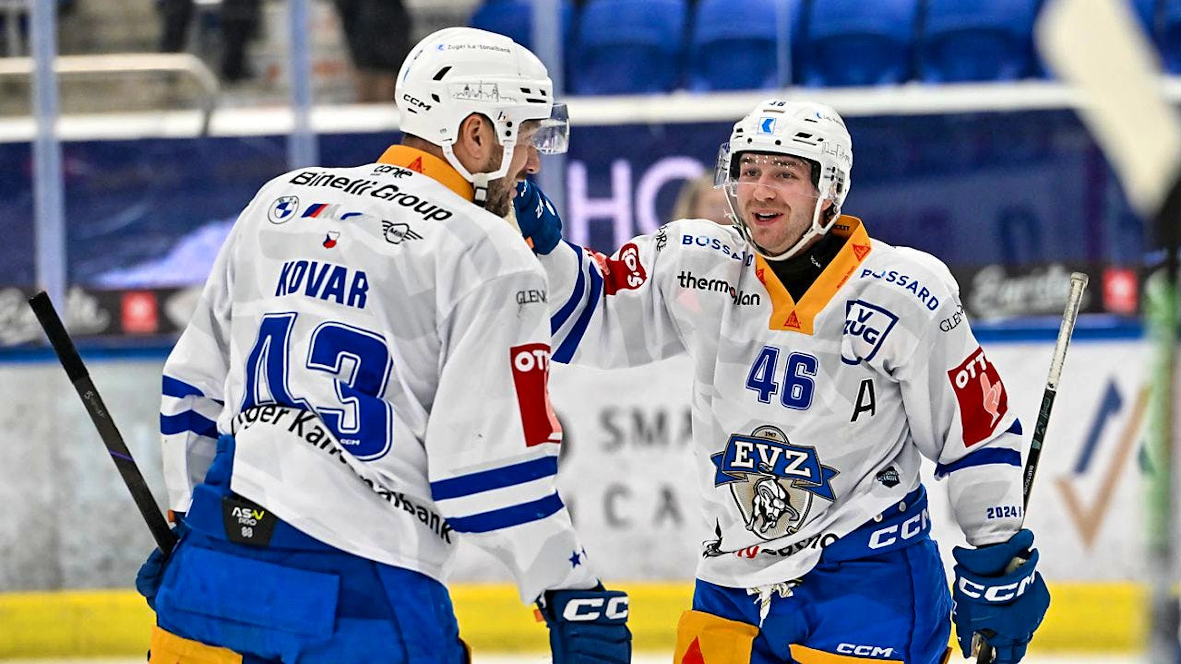 Jan Kovar (links) erzielte das 3:2-Siegtor für Zug in Ambri
