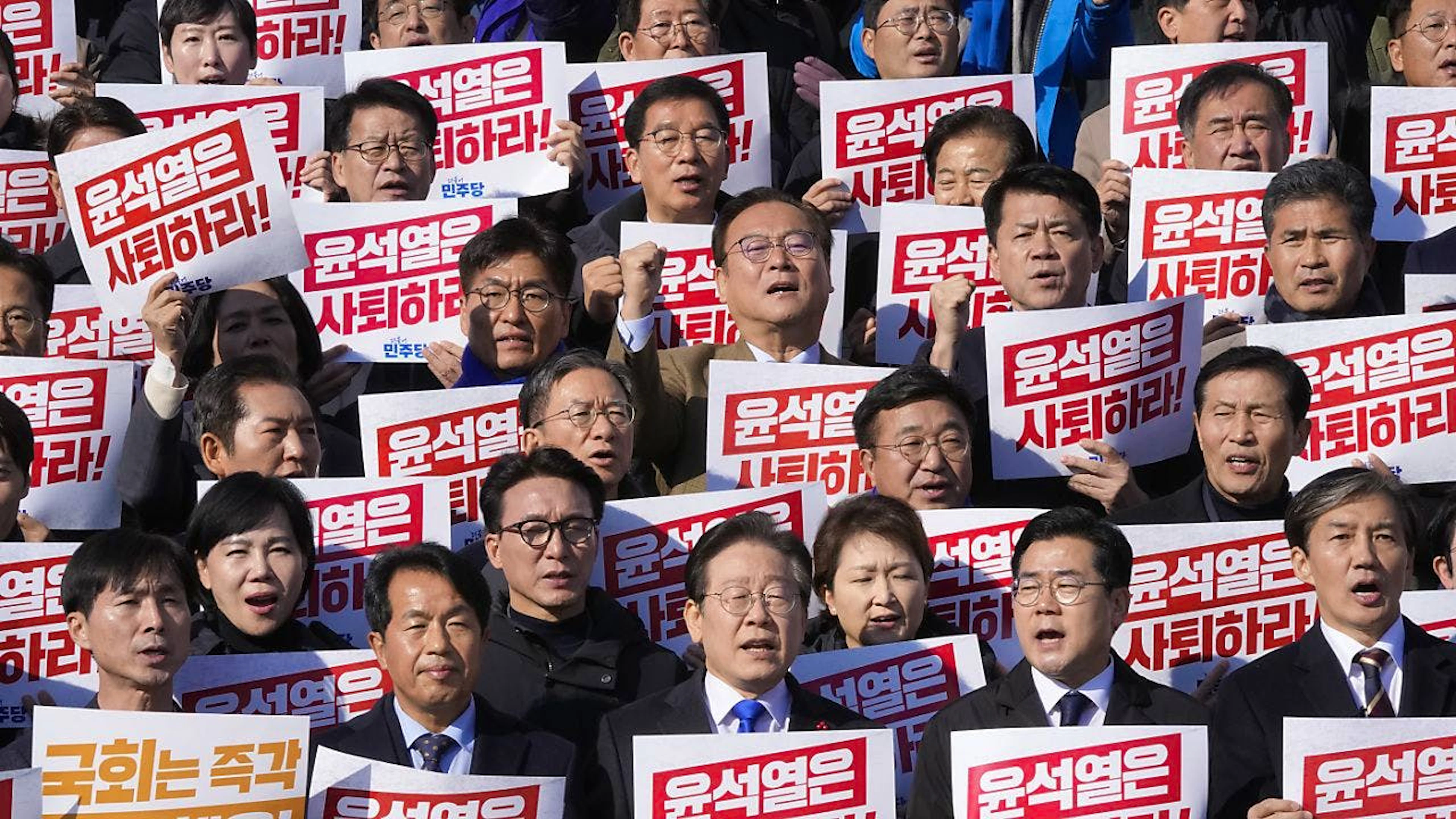 I rappresentanti del Partito Democratico, principale opposizione della Corea del Sud, manifestano per chiedere le dimissioni del presidente Yoon Suk Yeol