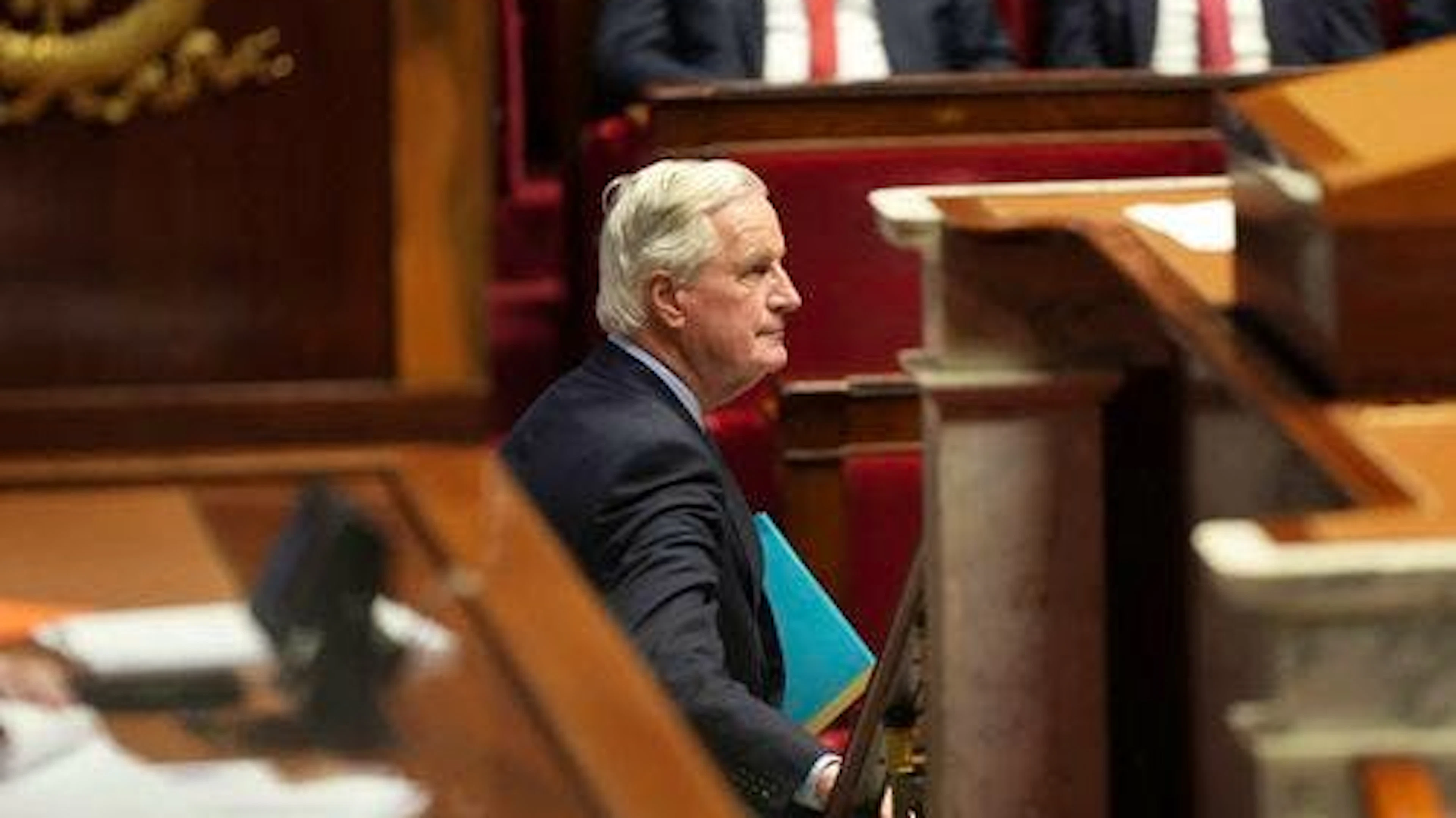 Der französische Premier Michel Barnier verlässt in der Nationalversammlung das Rednerpult vor der Abstimmung über einen Misstrauensantrag.