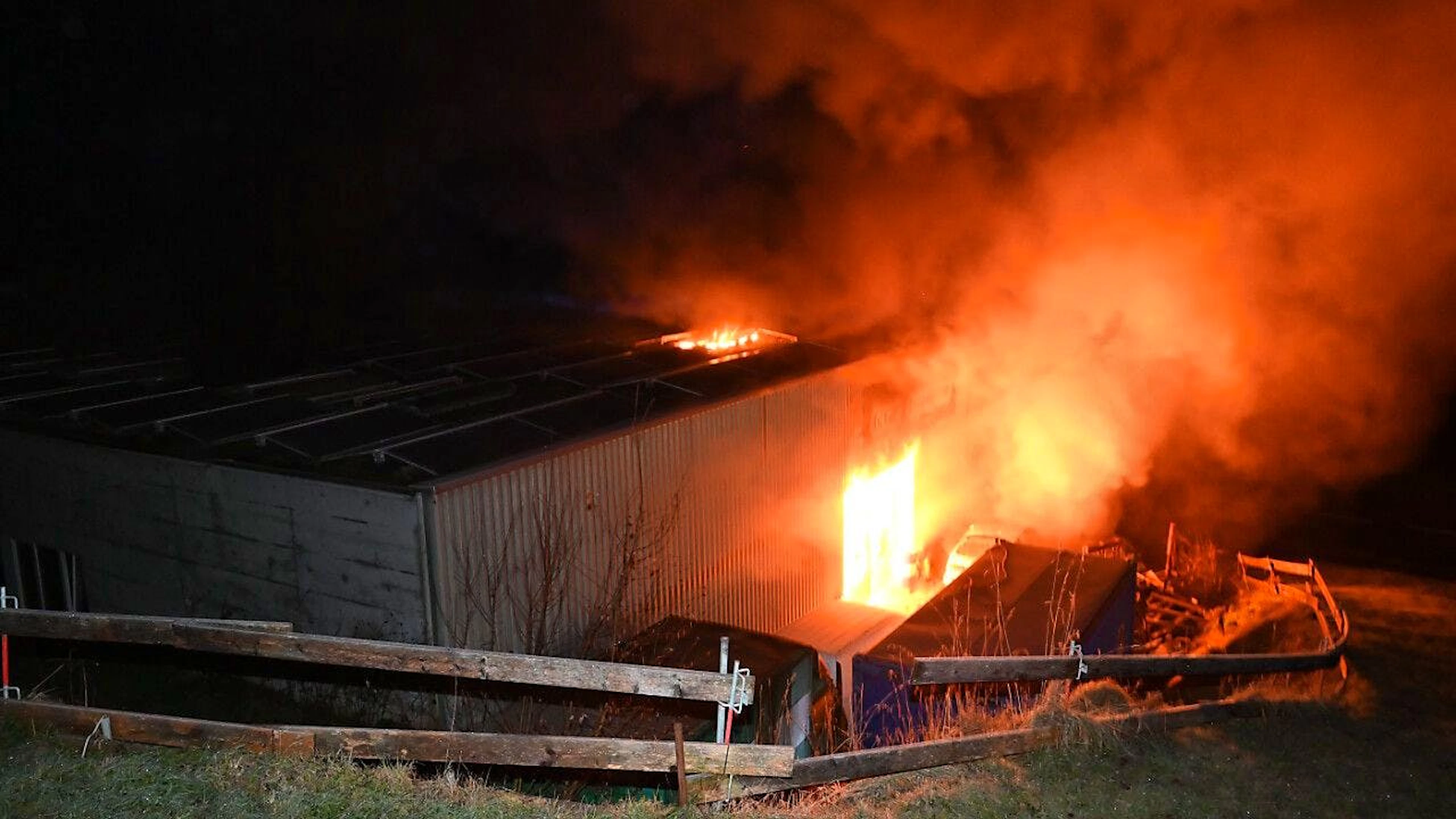Als die Feuerwehr bei der Gewerbehalle eintraf, schlugen bereits Flammen aus dem Gebäude.