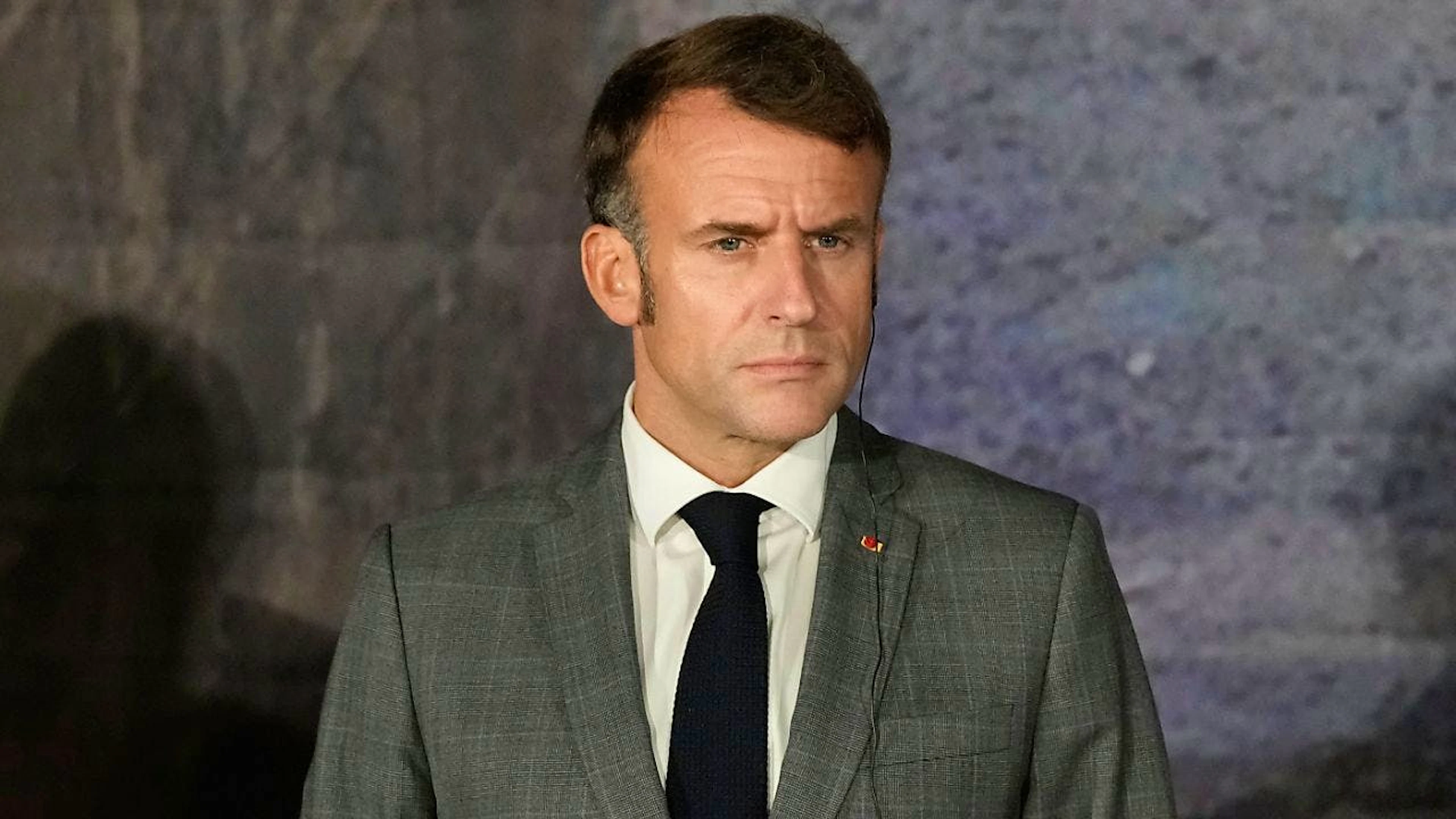 ARCHIV - Der französische Präsident Emmanuel Macron bei einer Pressekonferenz. Foto: Petros Karadjias/AP/dpa
