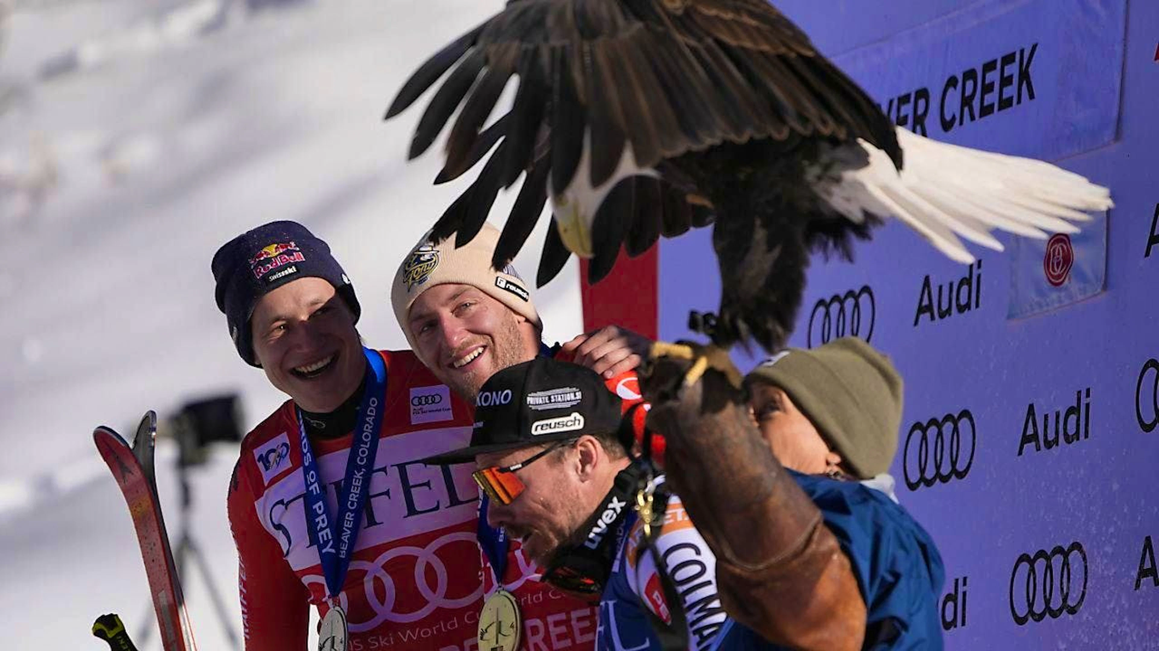 The obligatory picture in Beaver Creek with an eagle: Justin Murisier (center), flanked by Marco Odermatt (left) and Miha Hrobat