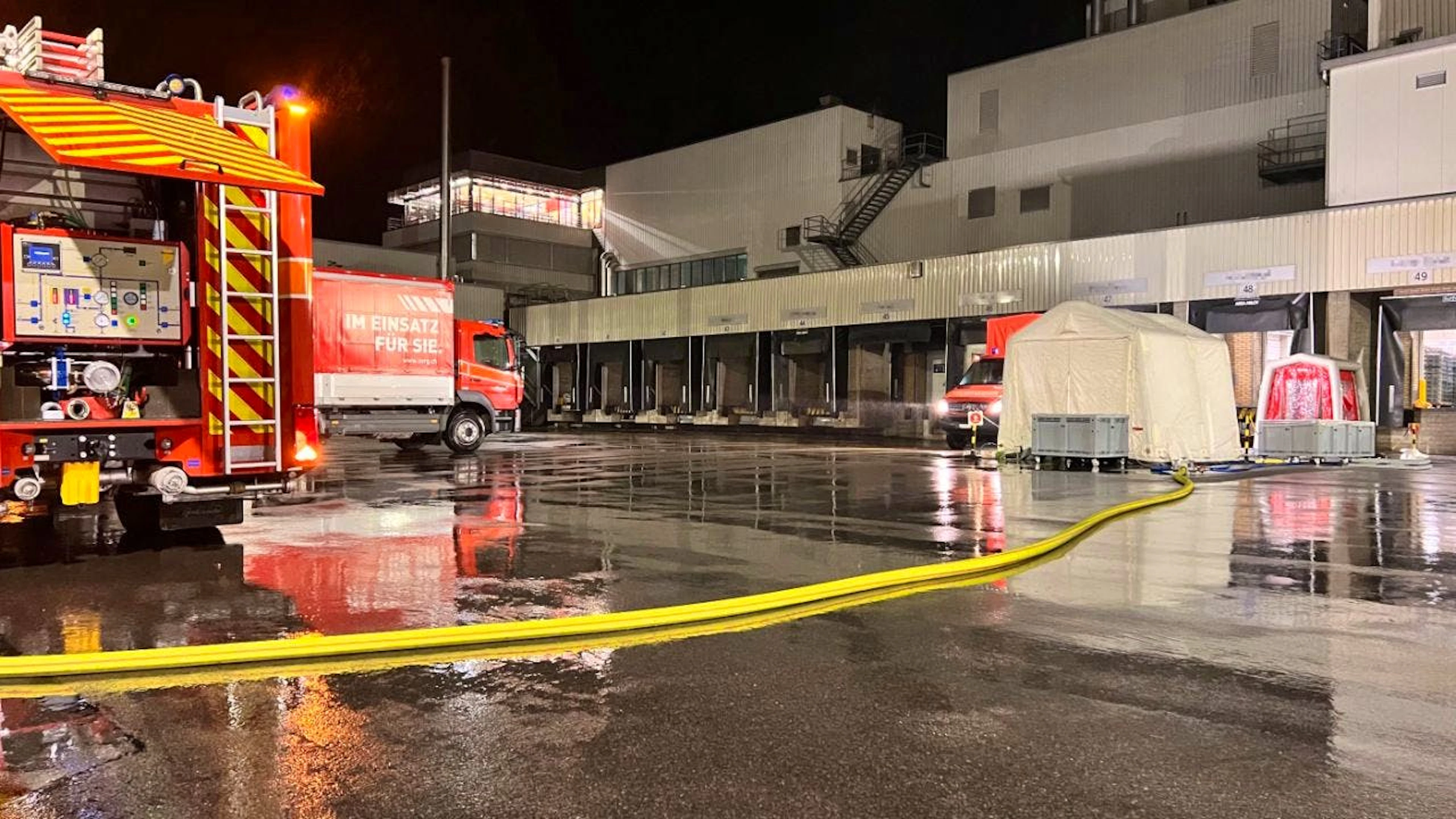 Am Freitag kurz vor 0.45 Uhr ging bei der Notrufzentrale eine Meldung über einen Ammoniakaustritt in Gossau ein.