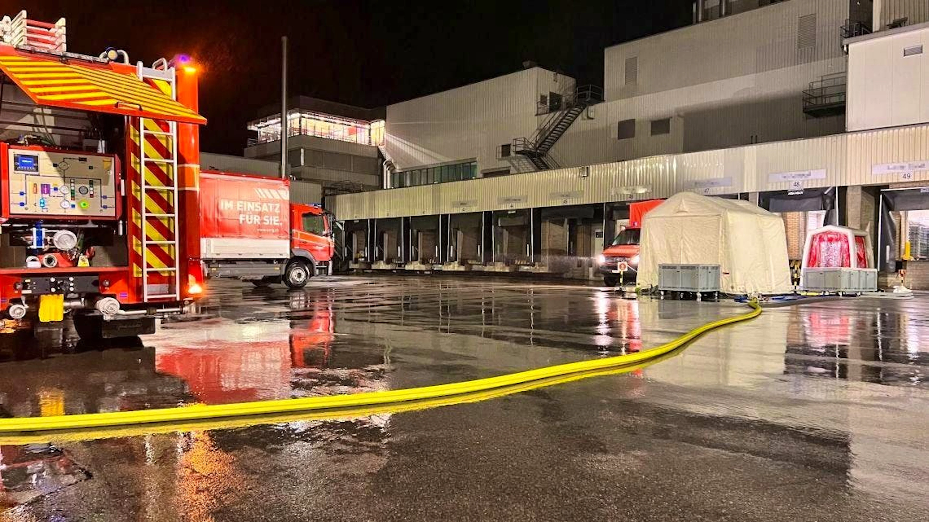 The fire department and other emergency services have stopped the ammonia leak. The cause is not yet clear.