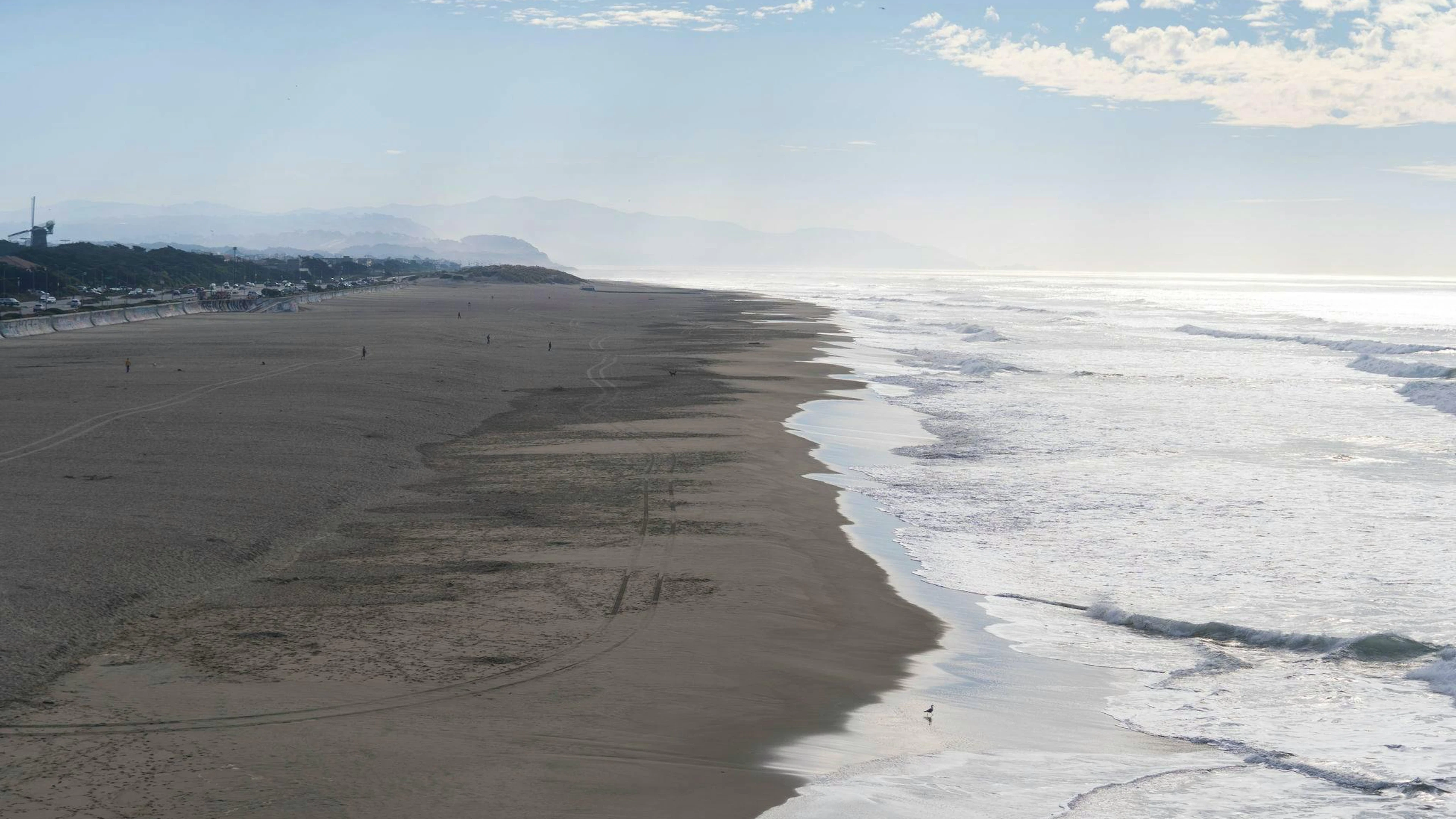 Nach der Tsunami-Warnung am Donnerstagmorgen: Der leergefegter Ocean Beach in San Francisco.